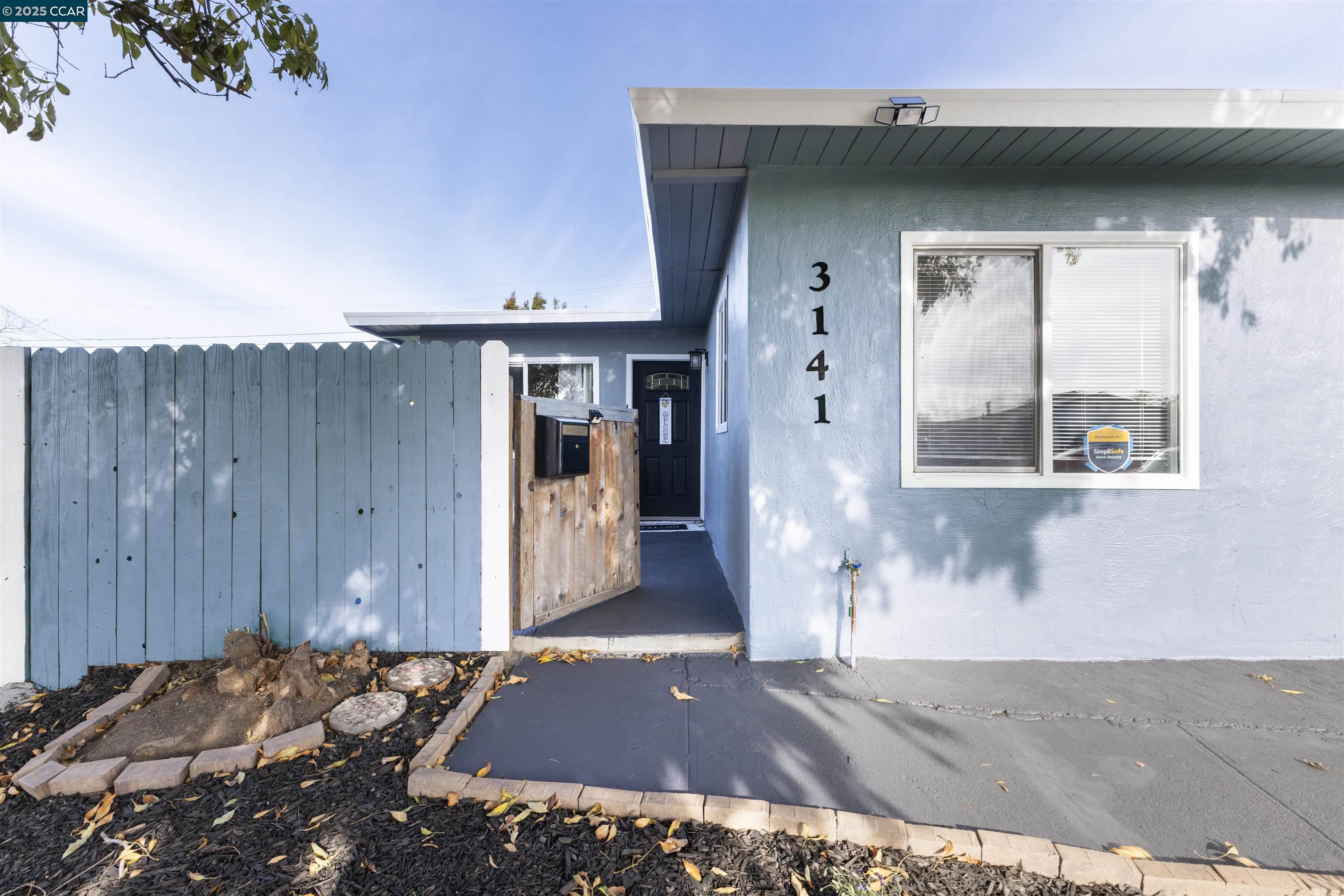 Detail Gallery Image 3 of 43 For 3141 Fairmede Dr, Richmond,  CA 94806 - 4 Beds | 2 Baths