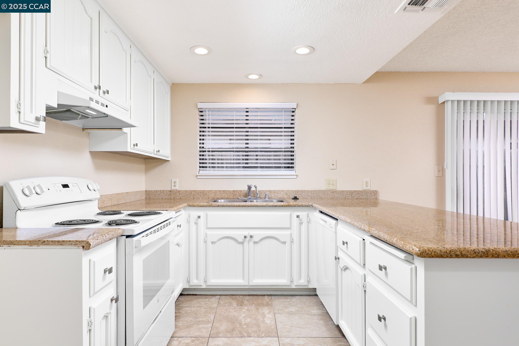 Detail Gallery Image 3 of 22 For 4413 76th St, Sacramento,  CA 95820 - 3 Beds | 2 Baths