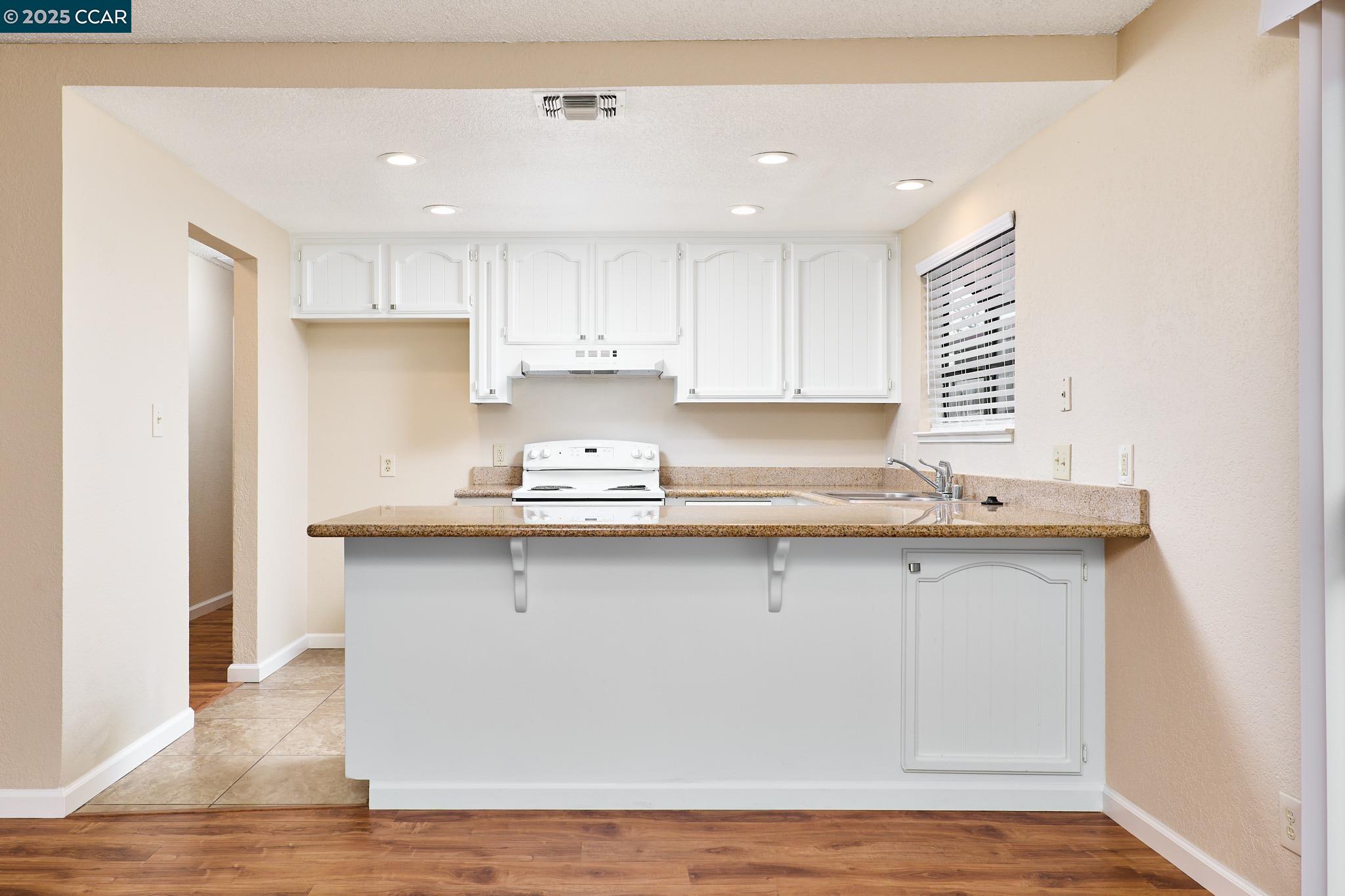 Detail Gallery Image 4 of 22 For 4413 76th St, Sacramento,  CA 95820 - 3 Beds | 2 Baths