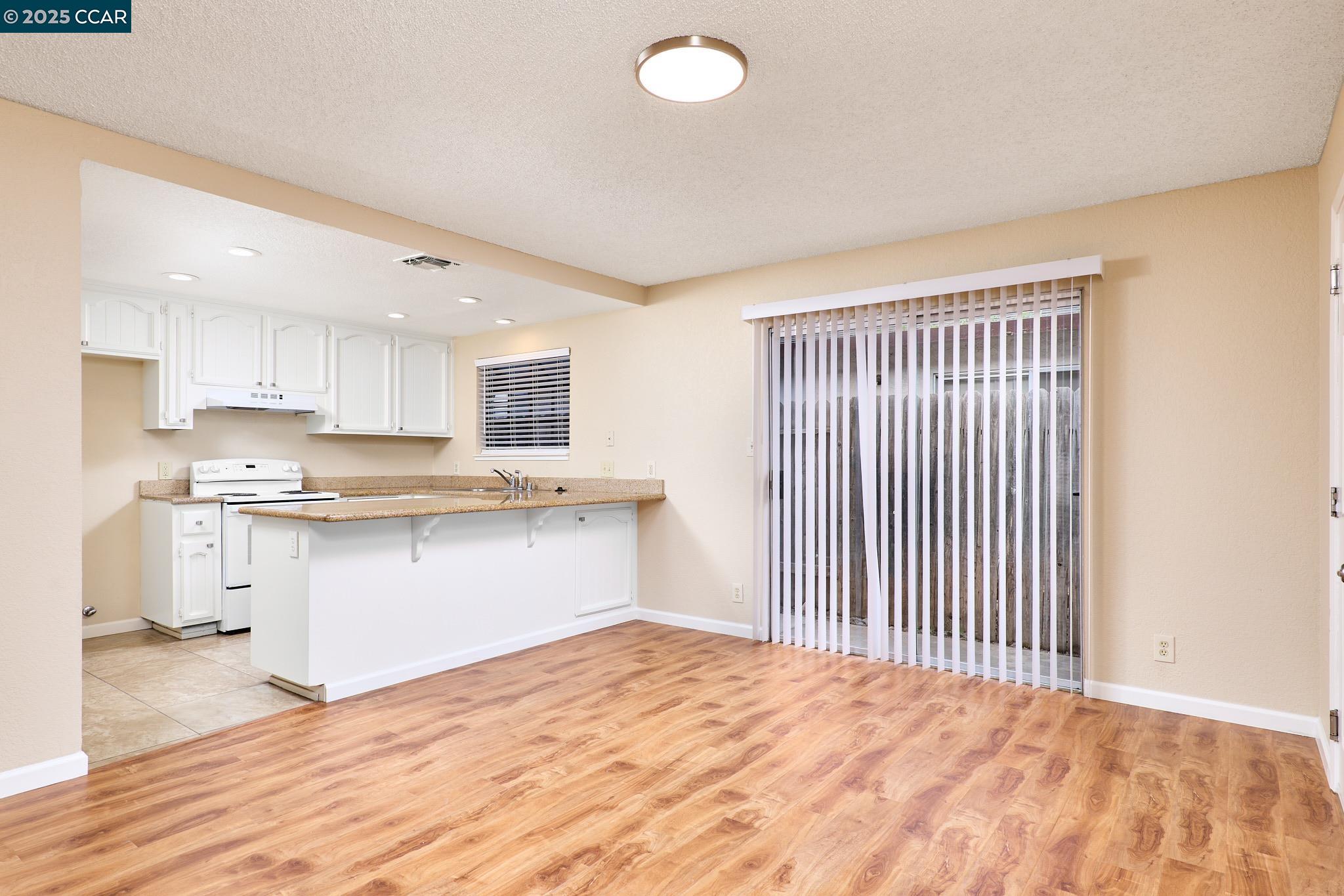 Detail Gallery Image 5 of 22 For 4413 76th St, Sacramento,  CA 95820 - 3 Beds | 2 Baths