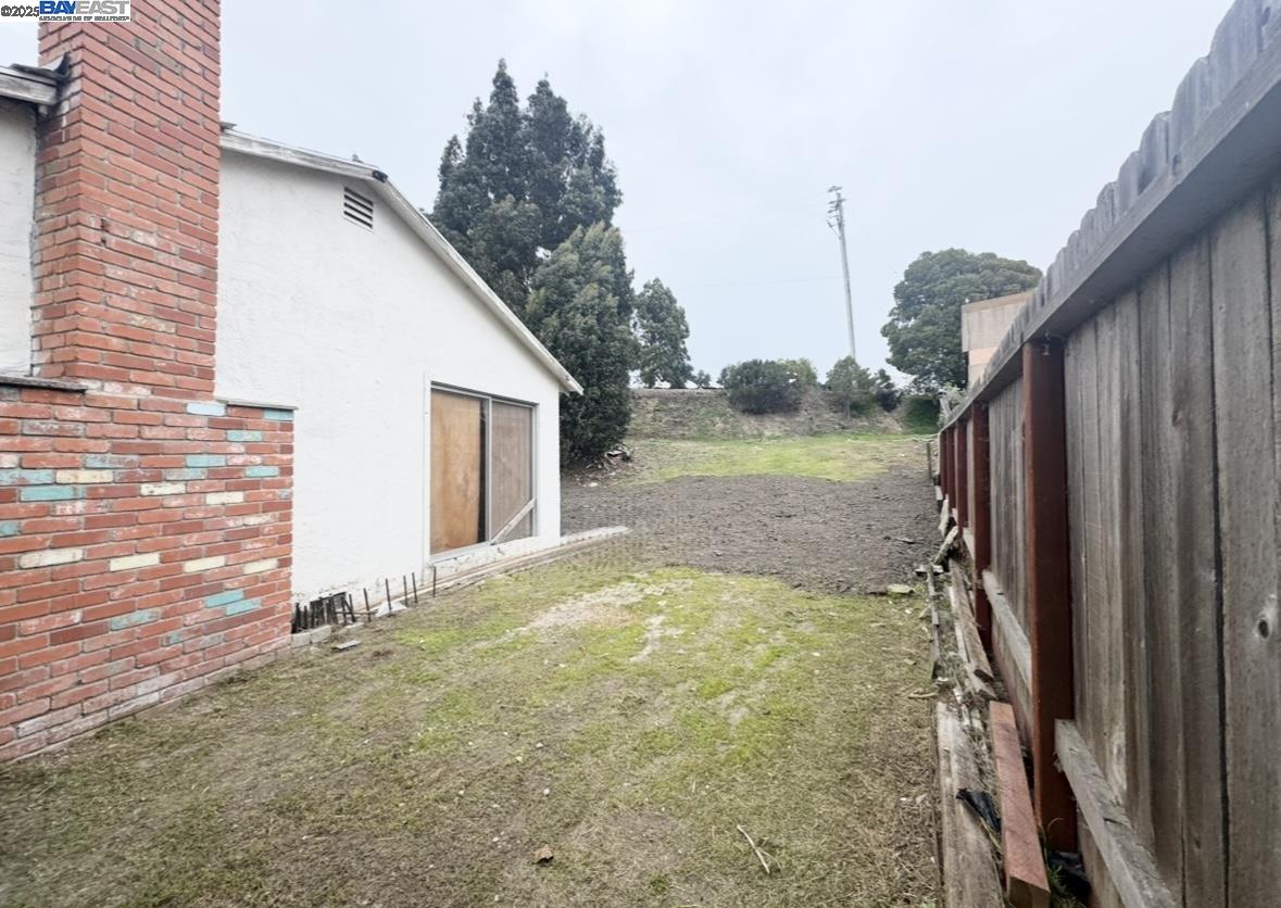 Detail Gallery Image 2 of 16 For 2147 Murphy Dr, San Pablo,  CA 94806 - 3 Beds | 2 Baths