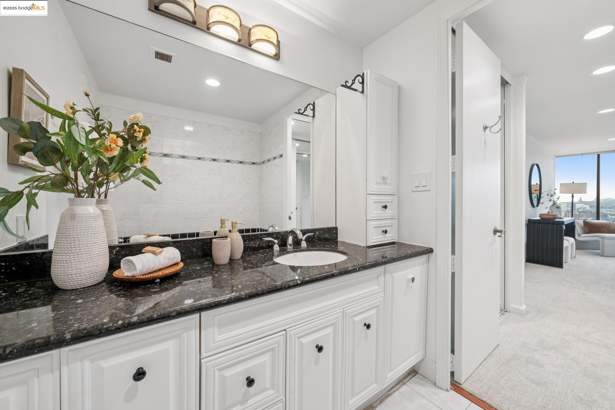 Detail Gallery Image 18 of 42 For 565 Bellevue Ave. #1502,  Oakland,  CA 94610 - 2 Beds | 2 Baths