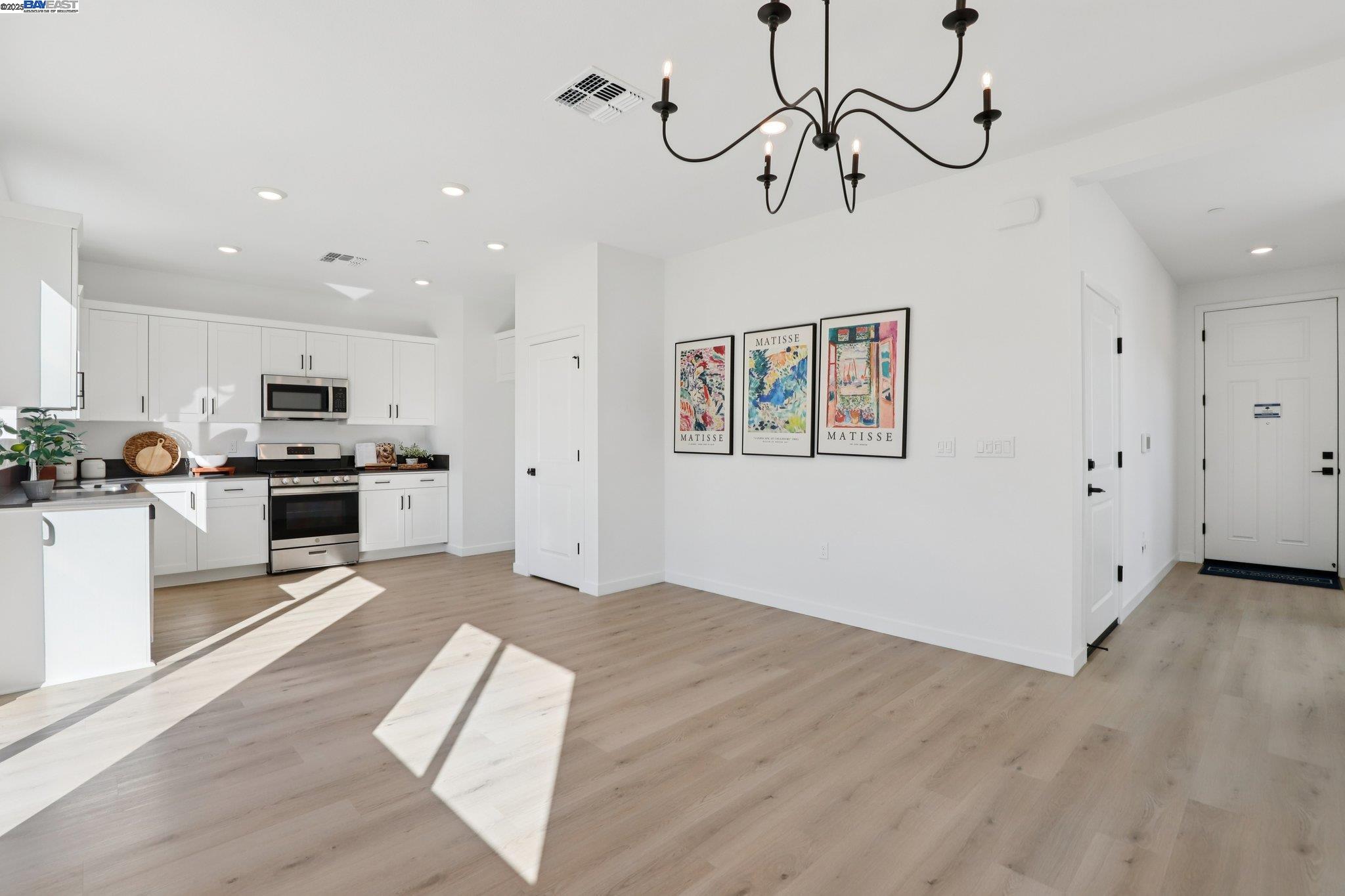 Detail Gallery Image 4 of 30 For 863 Pecan Tree Ln, Galt,  CA 95632 - 3 Beds | 2/1 Baths