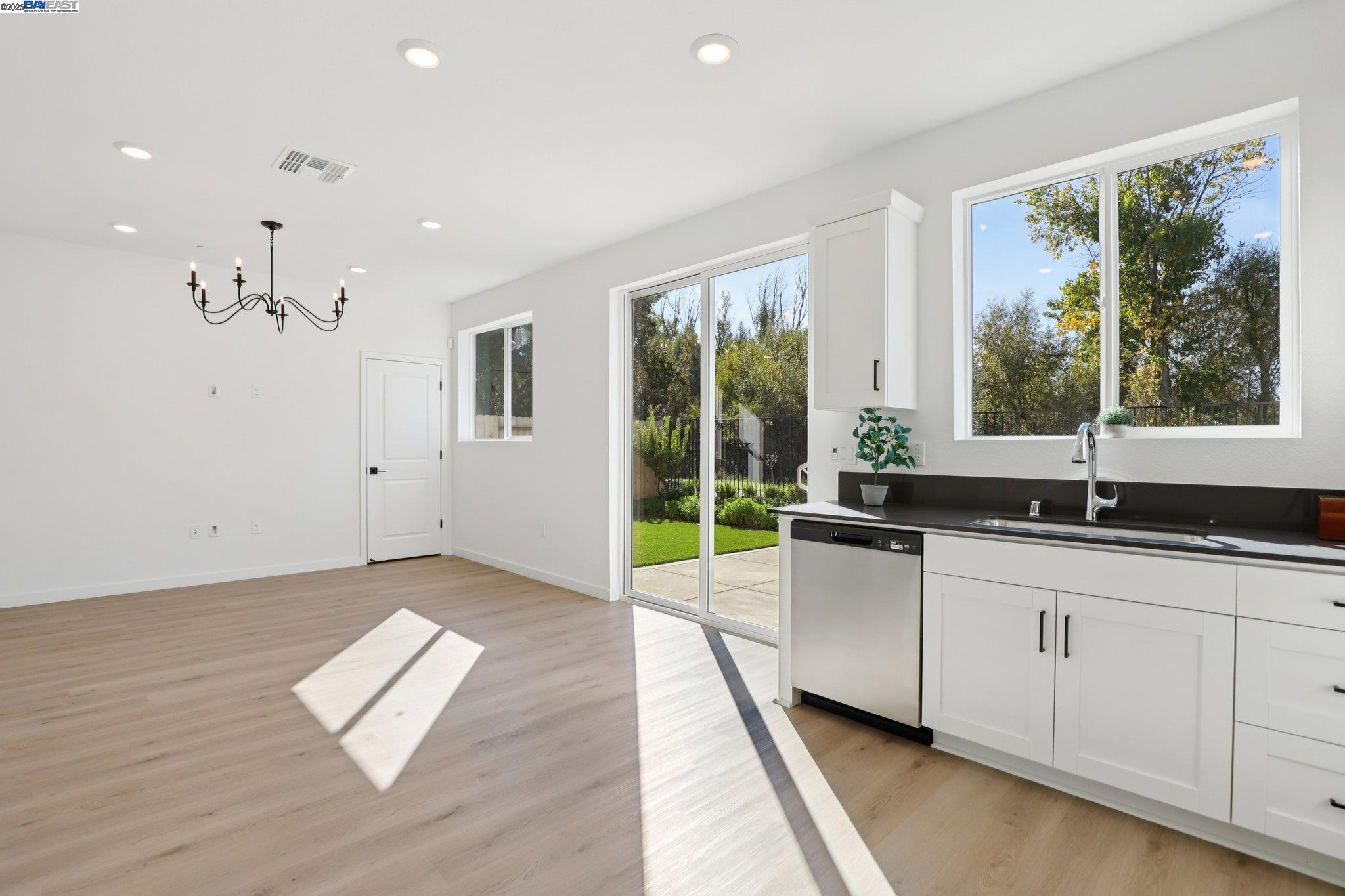 Detail Gallery Image 8 of 30 For 863 Pecan Tree Ln, Galt,  CA 95632 - 3 Beds | 2/1 Baths