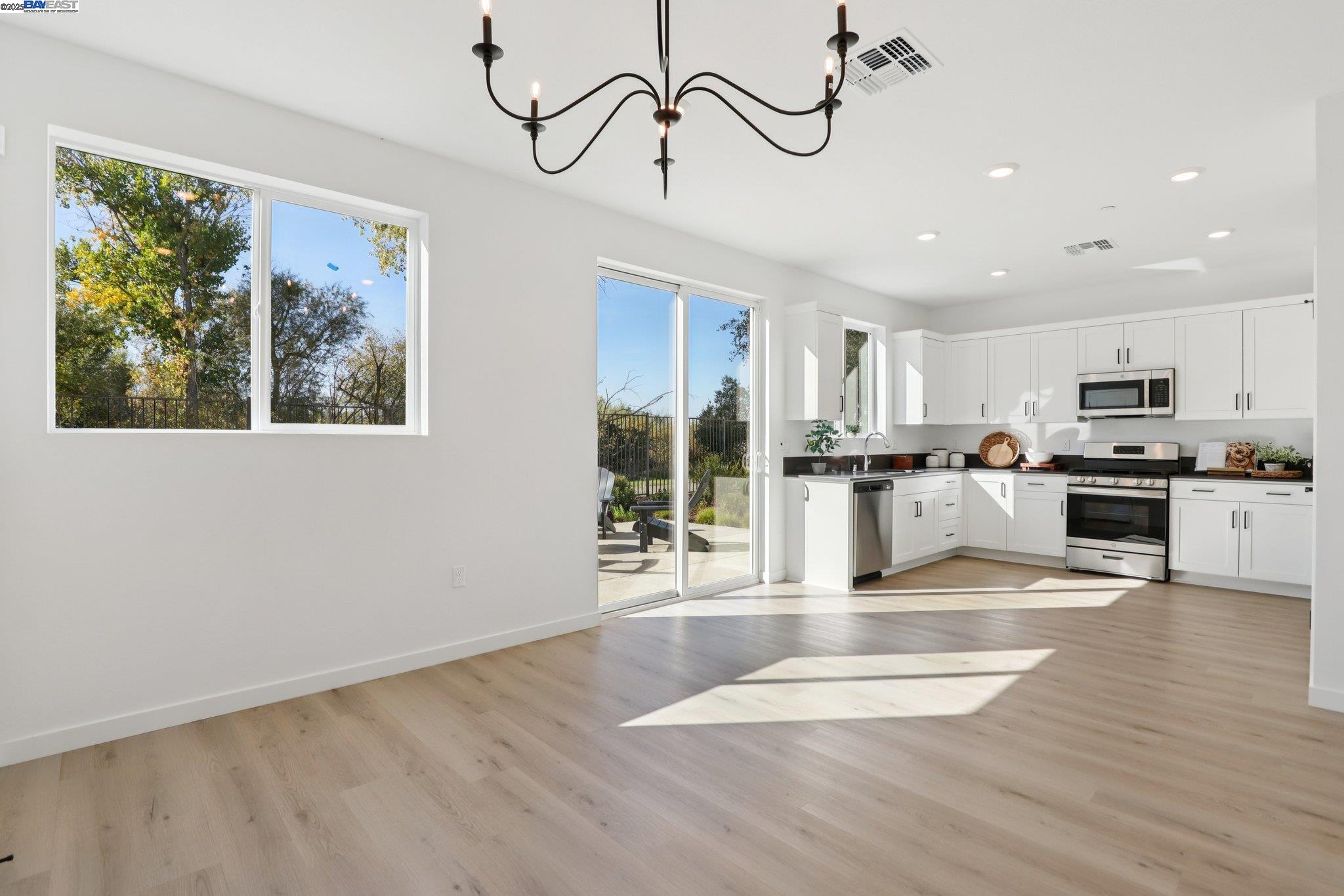 Detail Gallery Image 9 of 30 For 863 Pecan Tree Ln, Galt,  CA 95632 - 3 Beds | 2/1 Baths