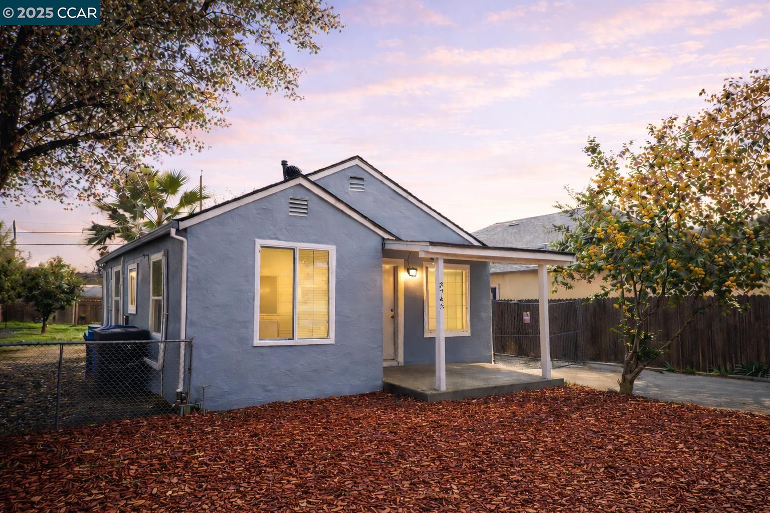 Detail Gallery Image 2 of 16 For 3743 23rd Ave, Sacramento,  CA 95820 - 3 Beds | 1 Baths