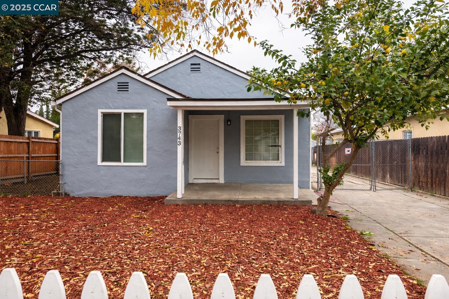 Detail Gallery Image 3 of 16 For 3743 23rd Ave, Sacramento,  CA 95820 - 3 Beds | 1 Baths