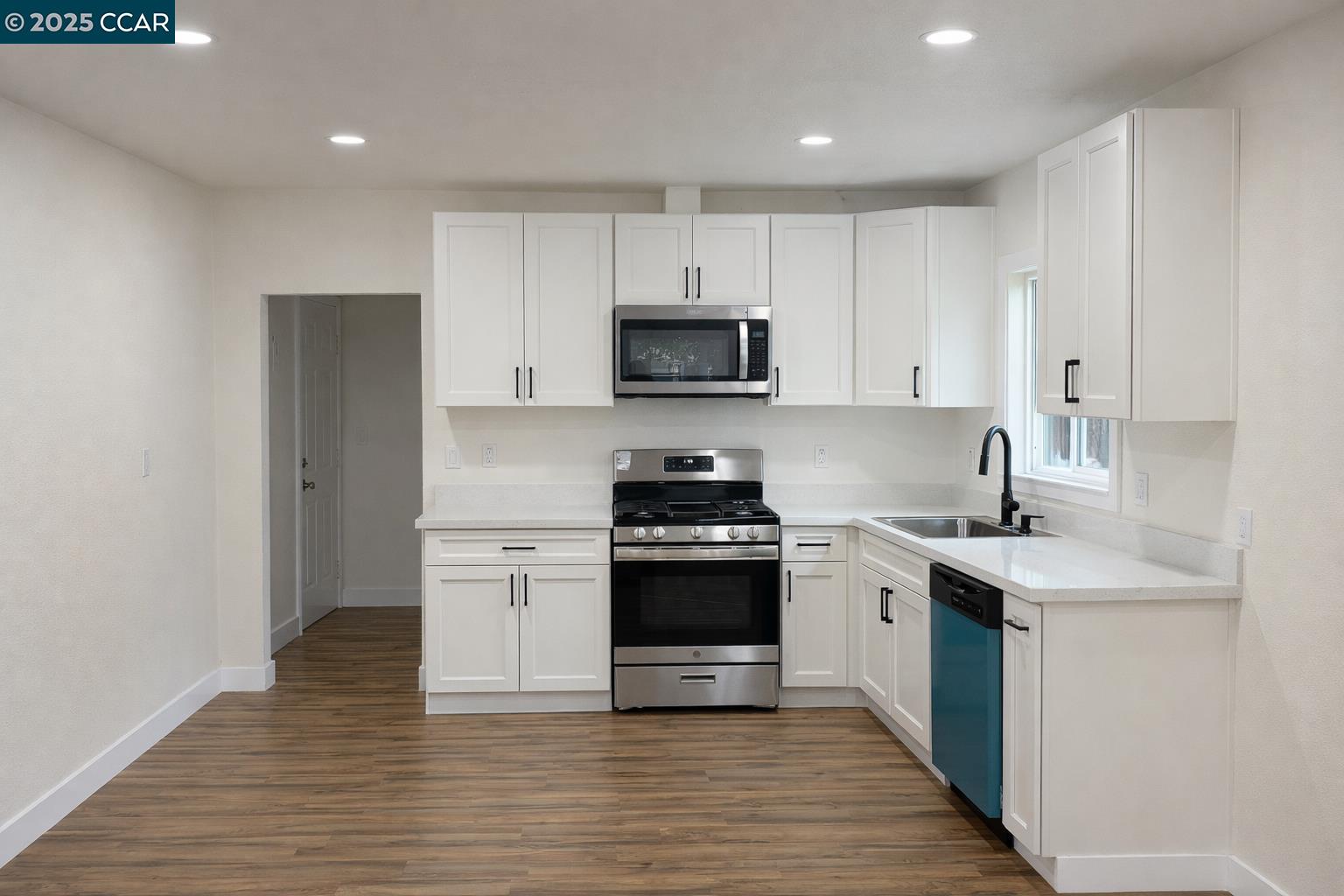 Detail Gallery Image 6 of 16 For 3743 23rd Ave, Sacramento,  CA 95820 - 3 Beds | 1 Baths