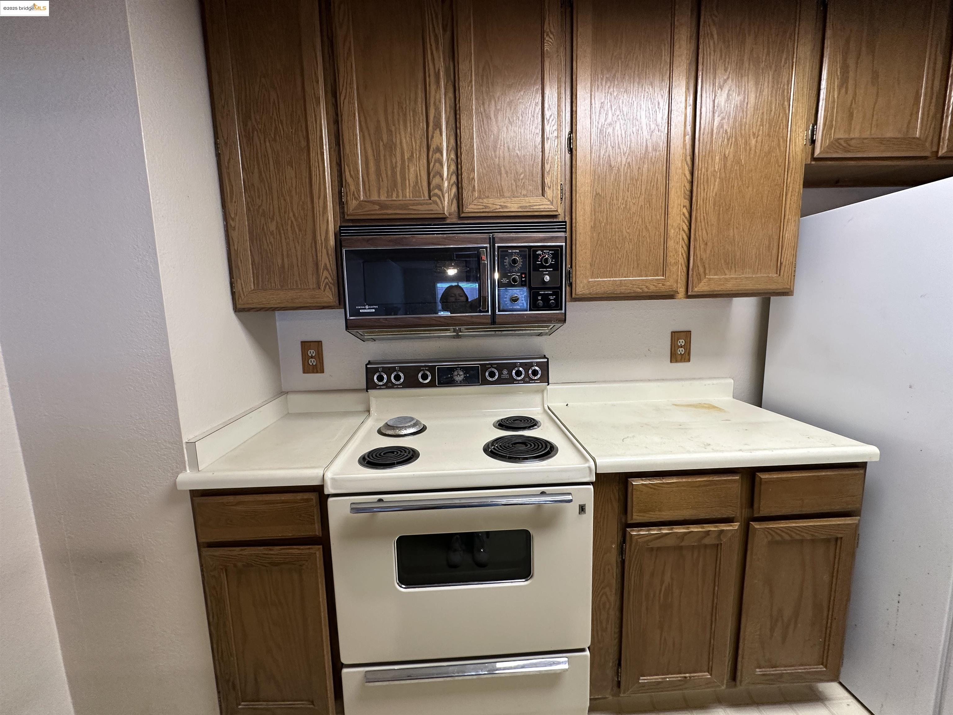 Detail Gallery Image 4 of 17 For 240 N Bayshore Blvd #303,  San Mateo,  CA 94401 - 1 Beds | 1 Baths