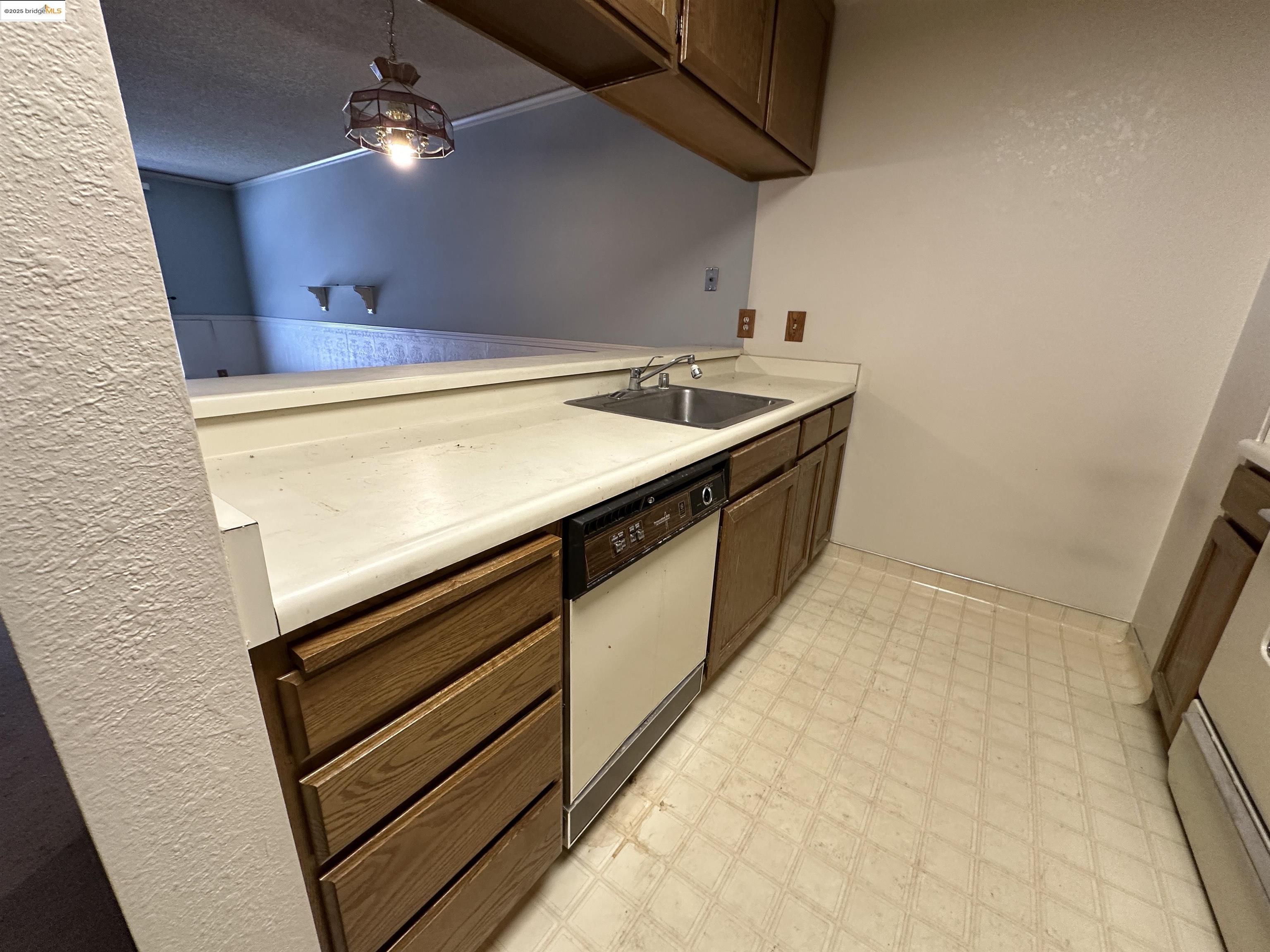 Detail Gallery Image 7 of 17 For 240 N Bayshore Blvd #303,  San Mateo,  CA 94401 - 1 Beds | 1 Baths