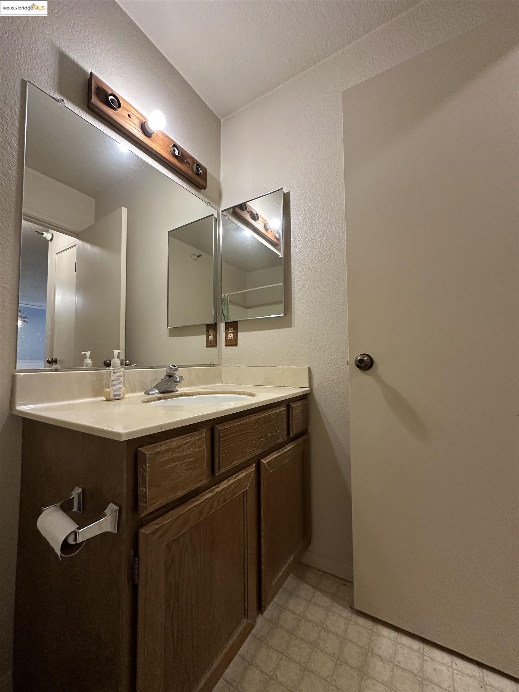 Detail Gallery Image 9 of 17 For 240 N Bayshore Blvd #303,  San Mateo,  CA 94401 - 1 Beds | 1 Baths