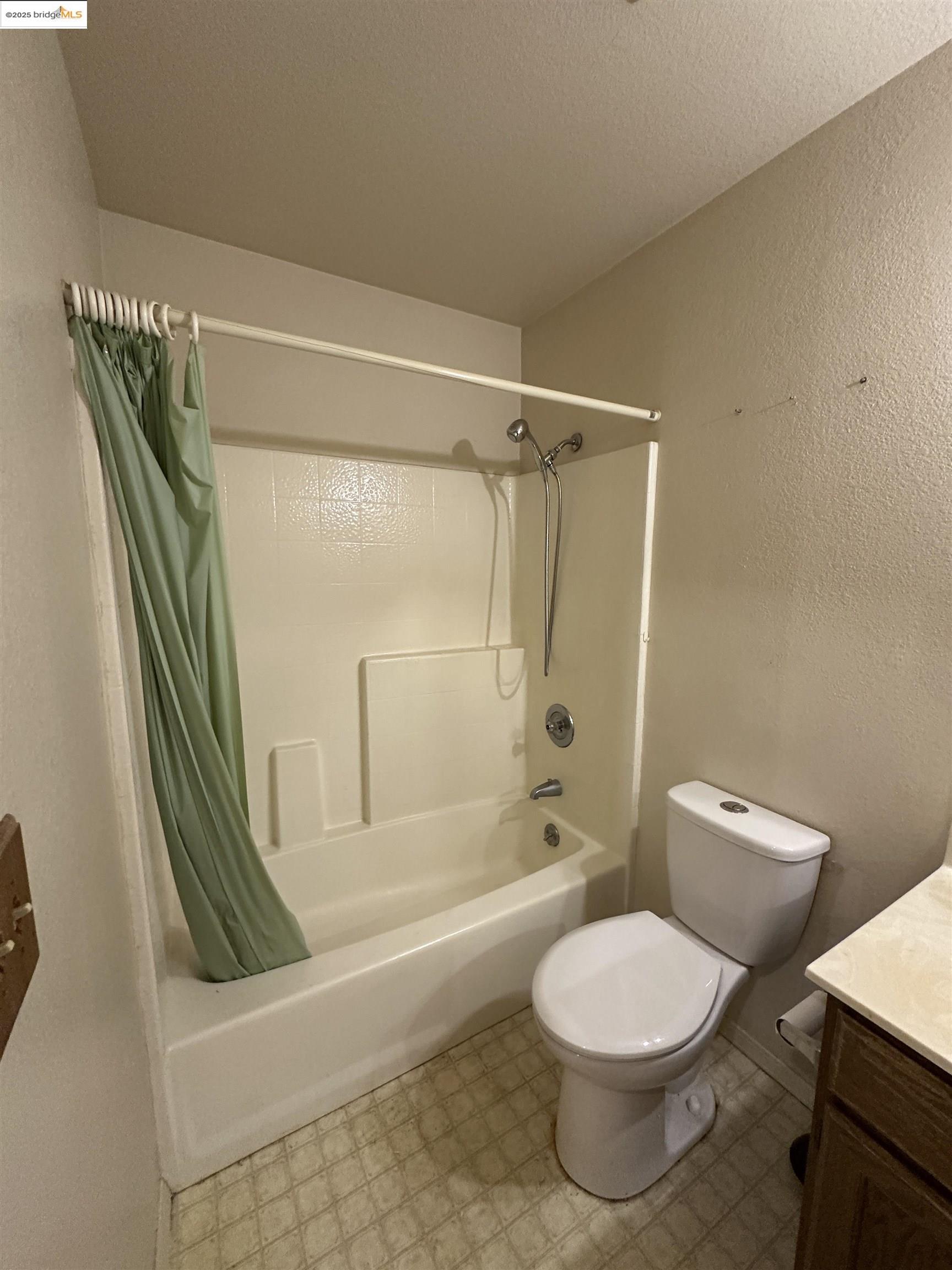 Detail Gallery Image 10 of 17 For 240 N Bayshore Blvd #303,  San Mateo,  CA 94401 - 1 Beds | 1 Baths