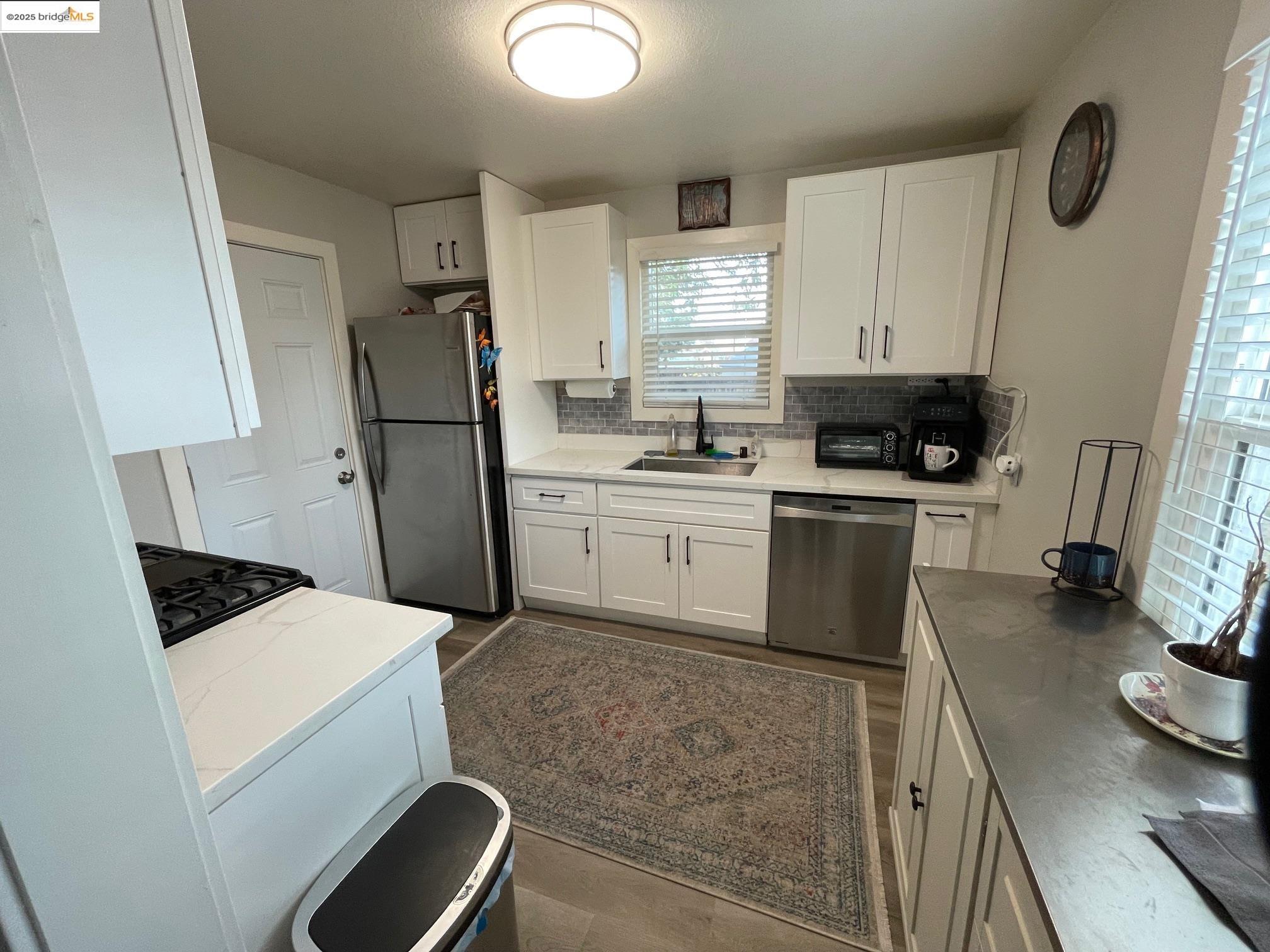 Detail Gallery Image 5 of 19 For 80 Loma Vista Way, Pittsburg,  CA 94565 - 3 Beds | 1 Baths