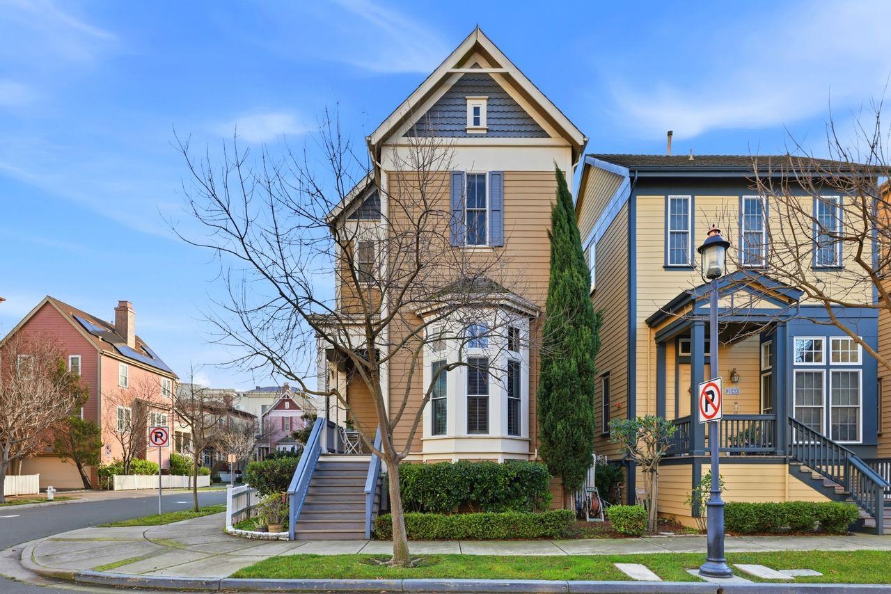 Detail Gallery Image 2 of 51 For 2054 Clark St, Hercules,  CA 94547 - 3 Beds | 2/1 Baths