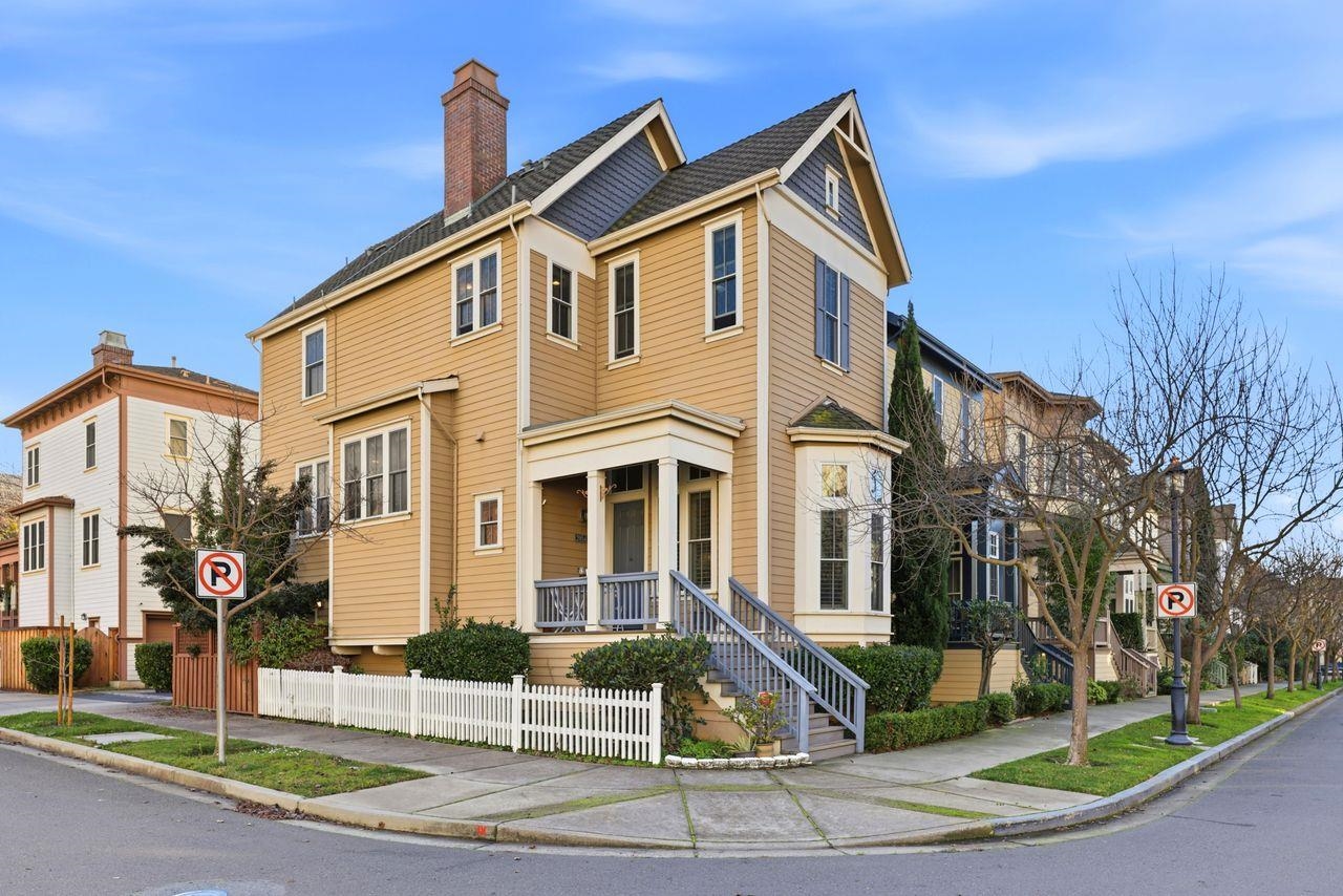 Detail Gallery Image 3 of 51 For 2054 Clark St, Hercules,  CA 94547 - 3 Beds | 2/1 Baths