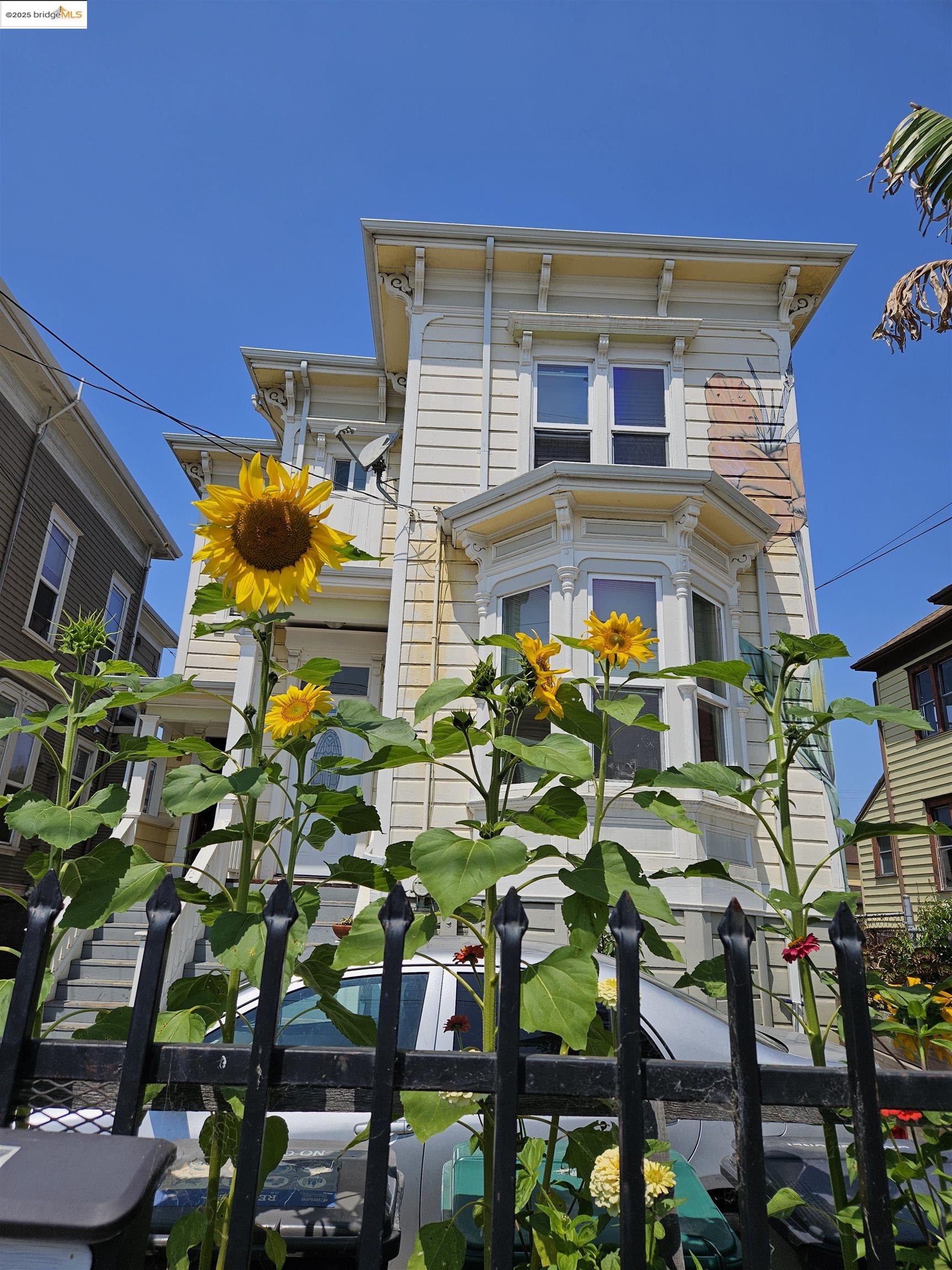 Detail Gallery Image 3 of 55 For 2825 Market St, Oakland,  CA 94608 - – Beds | – Baths