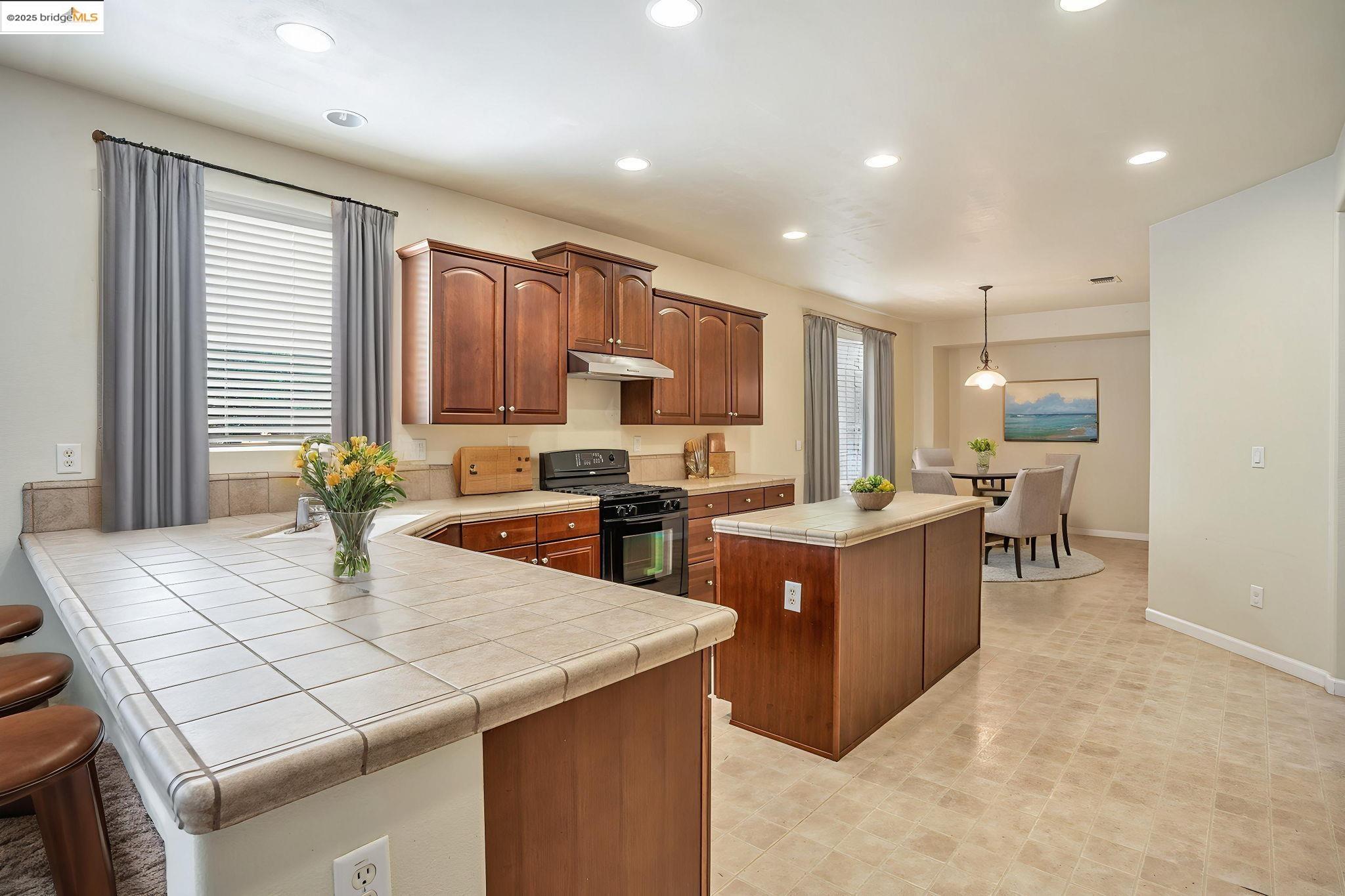 Detail Gallery Image 13 of 52 For 1319 Teal Hollow Dr, Yuba City,  CA 95993 - 5 Beds | 3 Baths