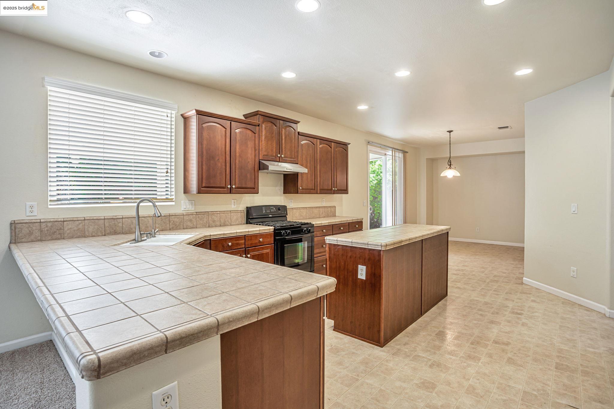 Detail Gallery Image 14 of 52 For 1319 Teal Hollow Dr, Yuba City,  CA 95993 - 5 Beds | 3 Baths