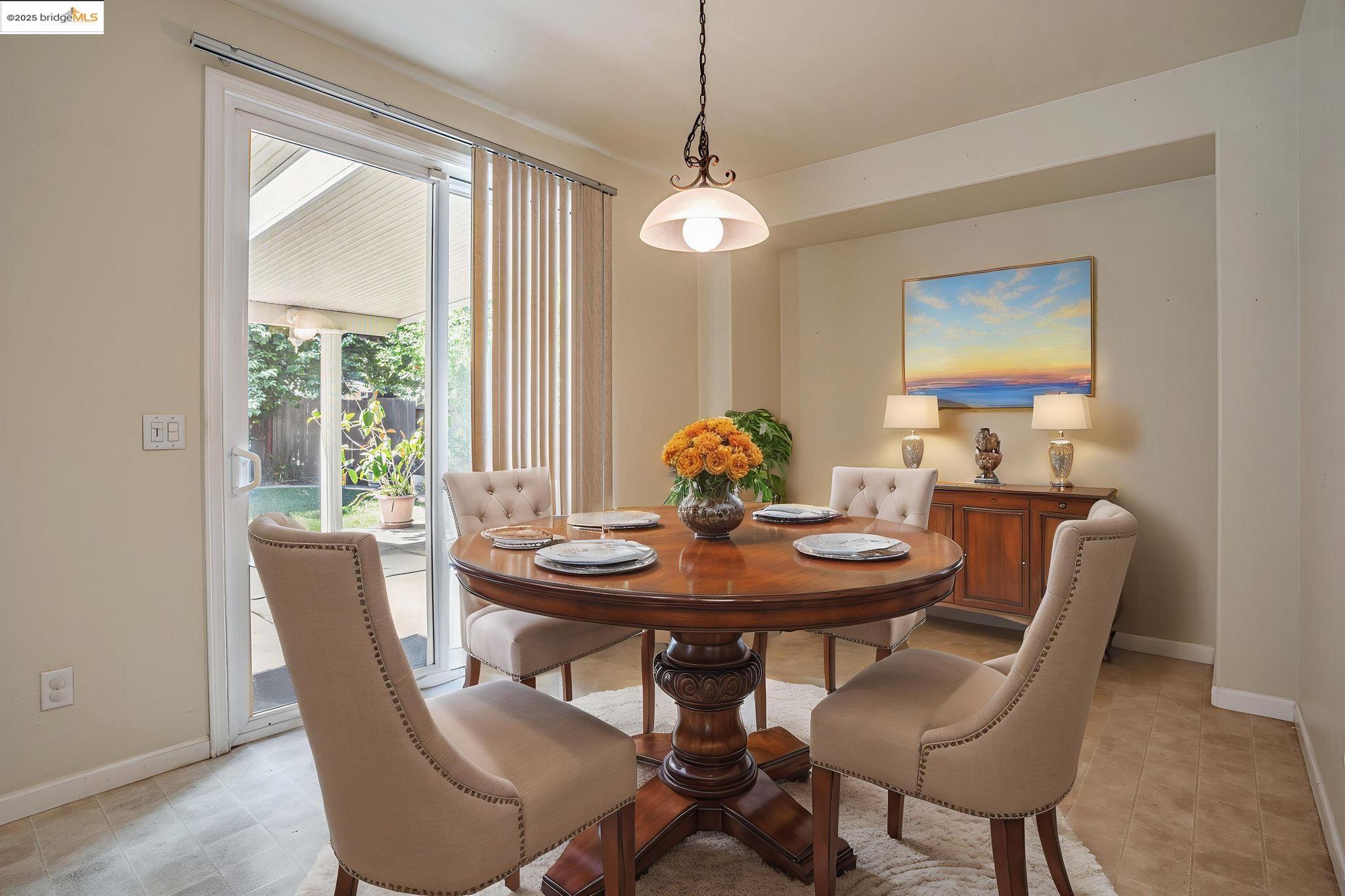 Detail Gallery Image 15 of 52 For 1319 Teal Hollow Dr, Yuba City,  CA 95993 - 5 Beds | 3 Baths