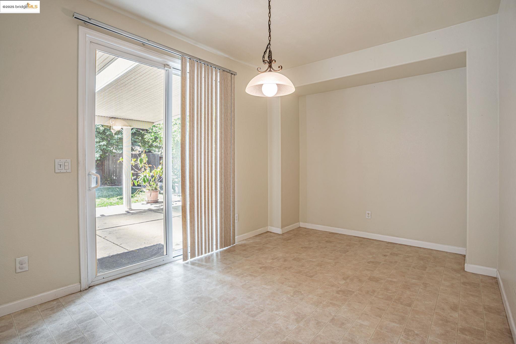 Detail Gallery Image 16 of 52 For 1319 Teal Hollow Dr, Yuba City,  CA 95993 - 5 Beds | 3 Baths