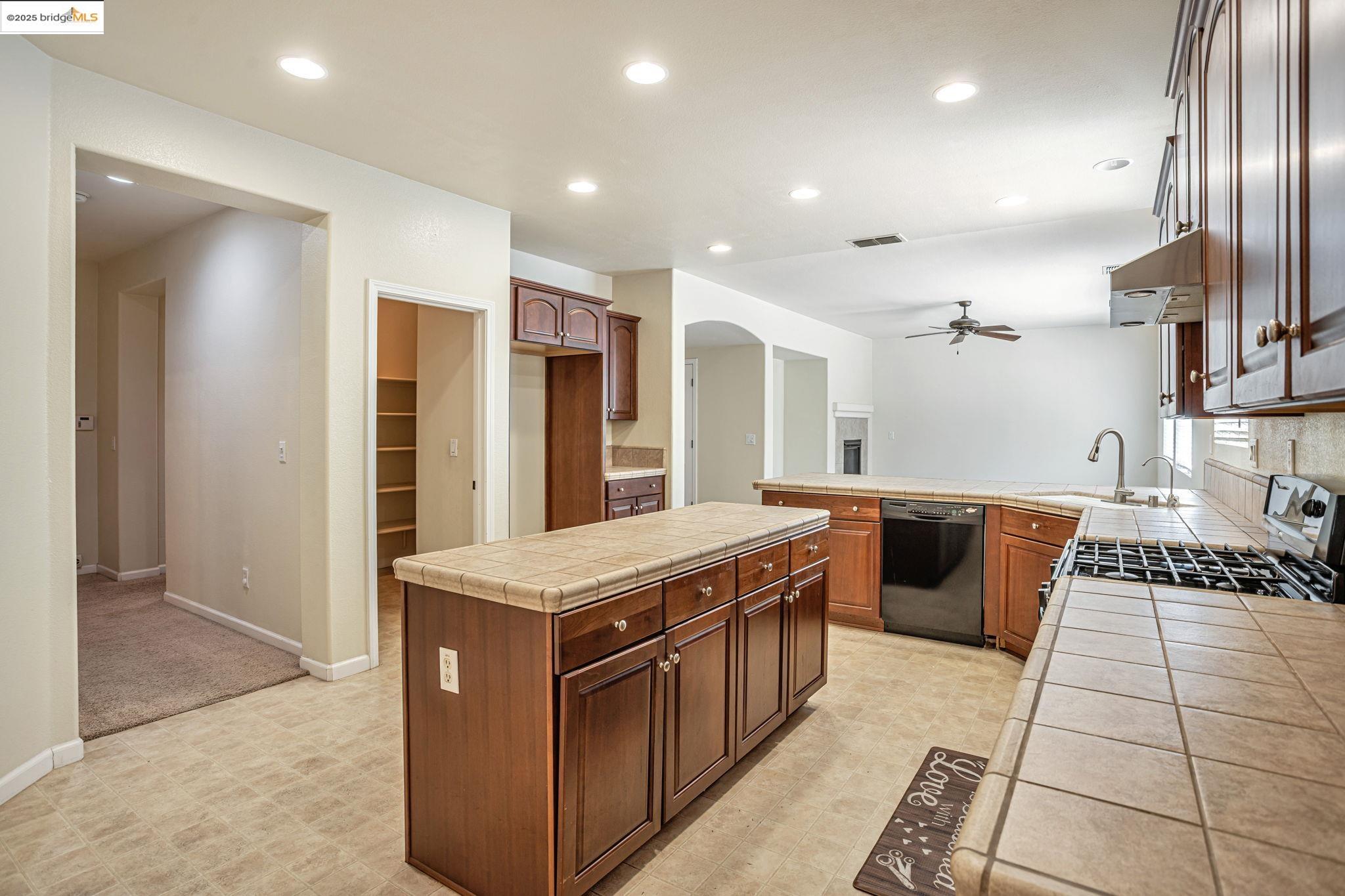 Detail Gallery Image 17 of 52 For 1319 Teal Hollow Dr, Yuba City,  CA 95993 - 5 Beds | 3 Baths