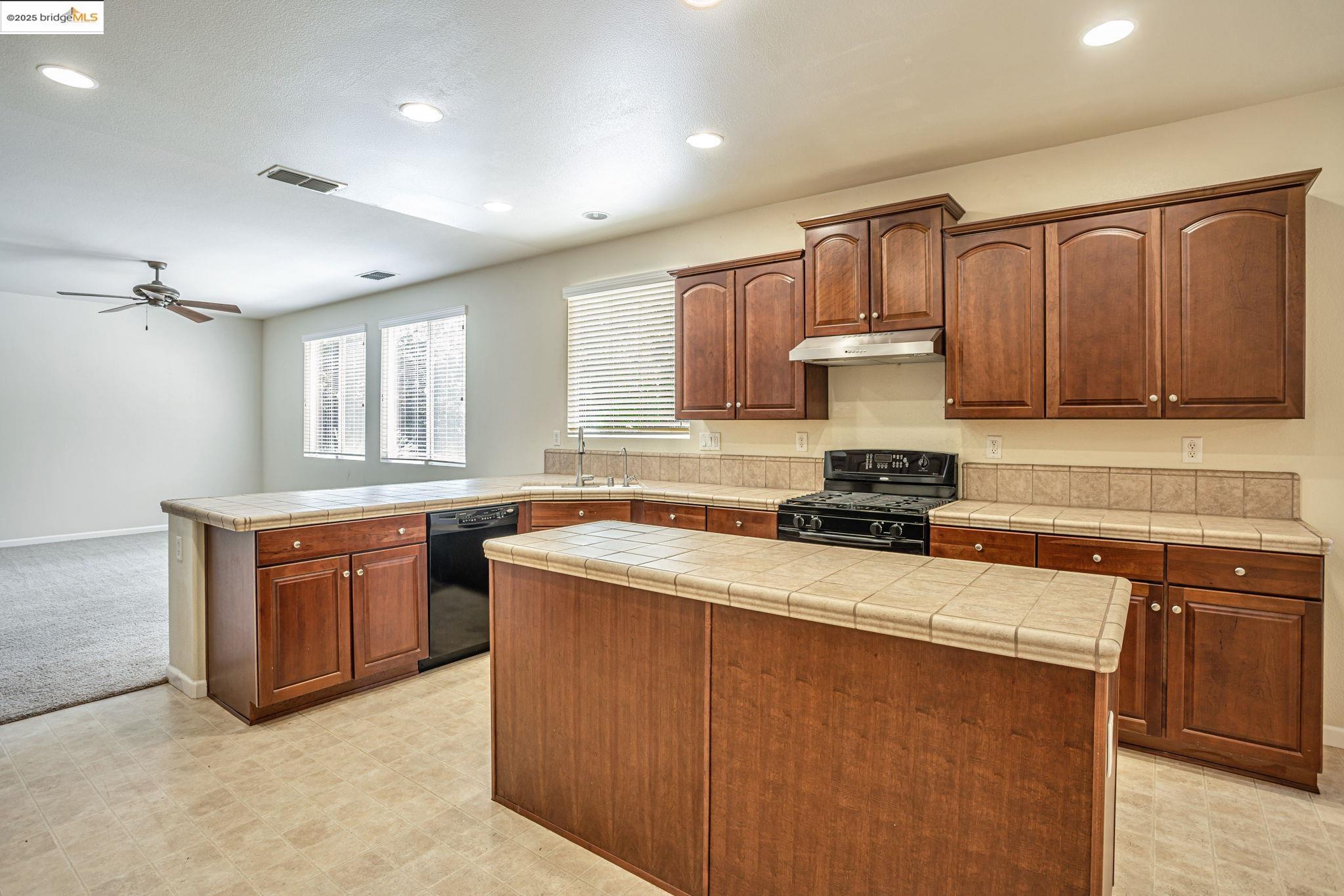 Detail Gallery Image 18 of 52 For 1319 Teal Hollow Dr, Yuba City,  CA 95993 - 5 Beds | 3 Baths