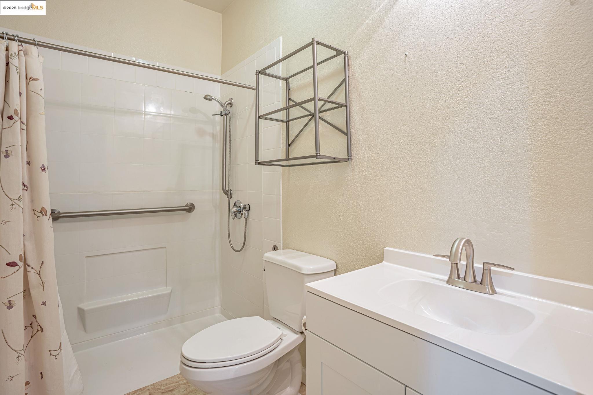 Detail Gallery Image 23 of 52 For 1319 Teal Hollow Dr, Yuba City,  CA 95993 - 5 Beds | 3 Baths