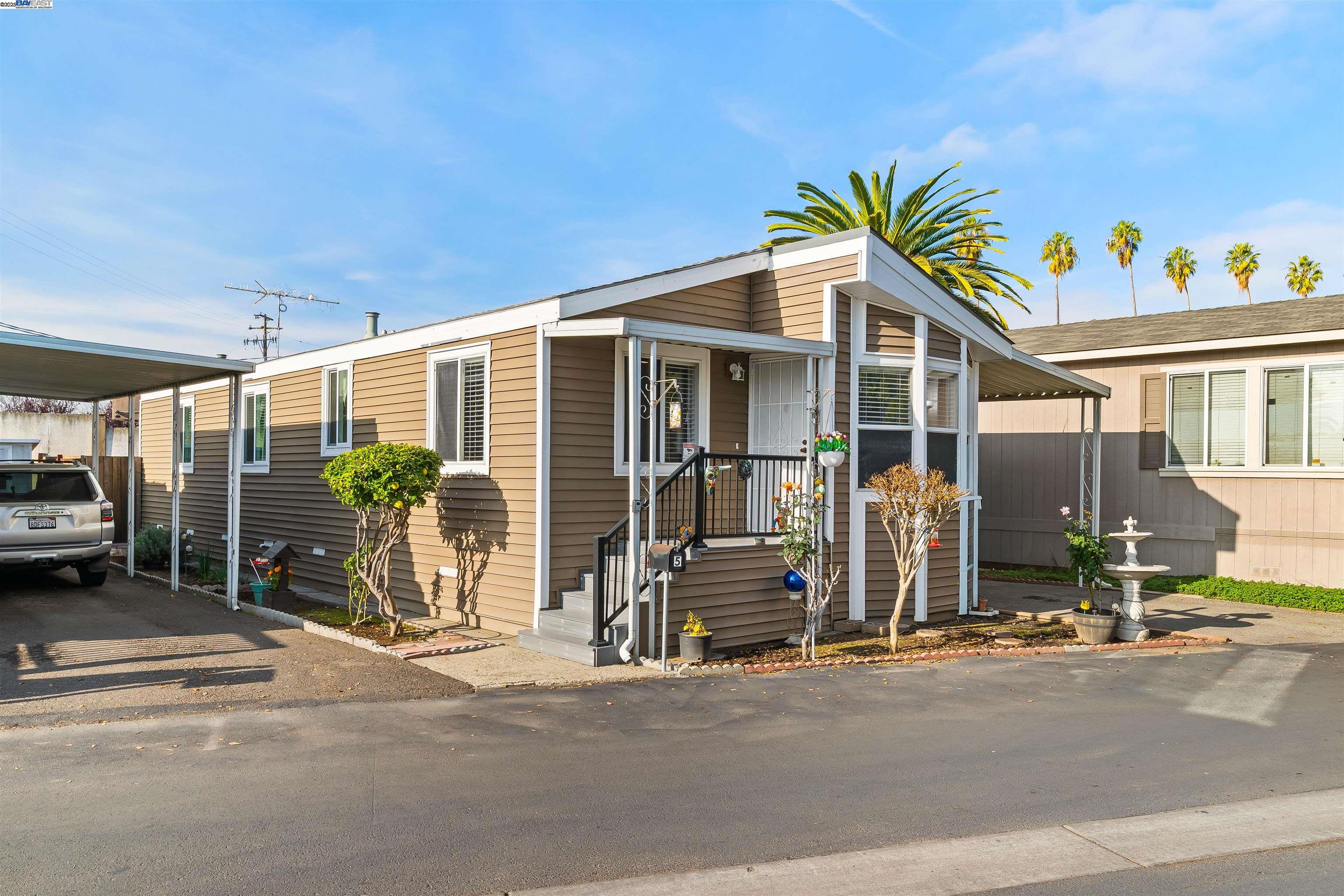 Detail Gallery Image 2 of 39 For 900 Golden Wheel Park Dr Spc 5,  San Jose,  CA 95112 - 3 Beds | 2 Baths