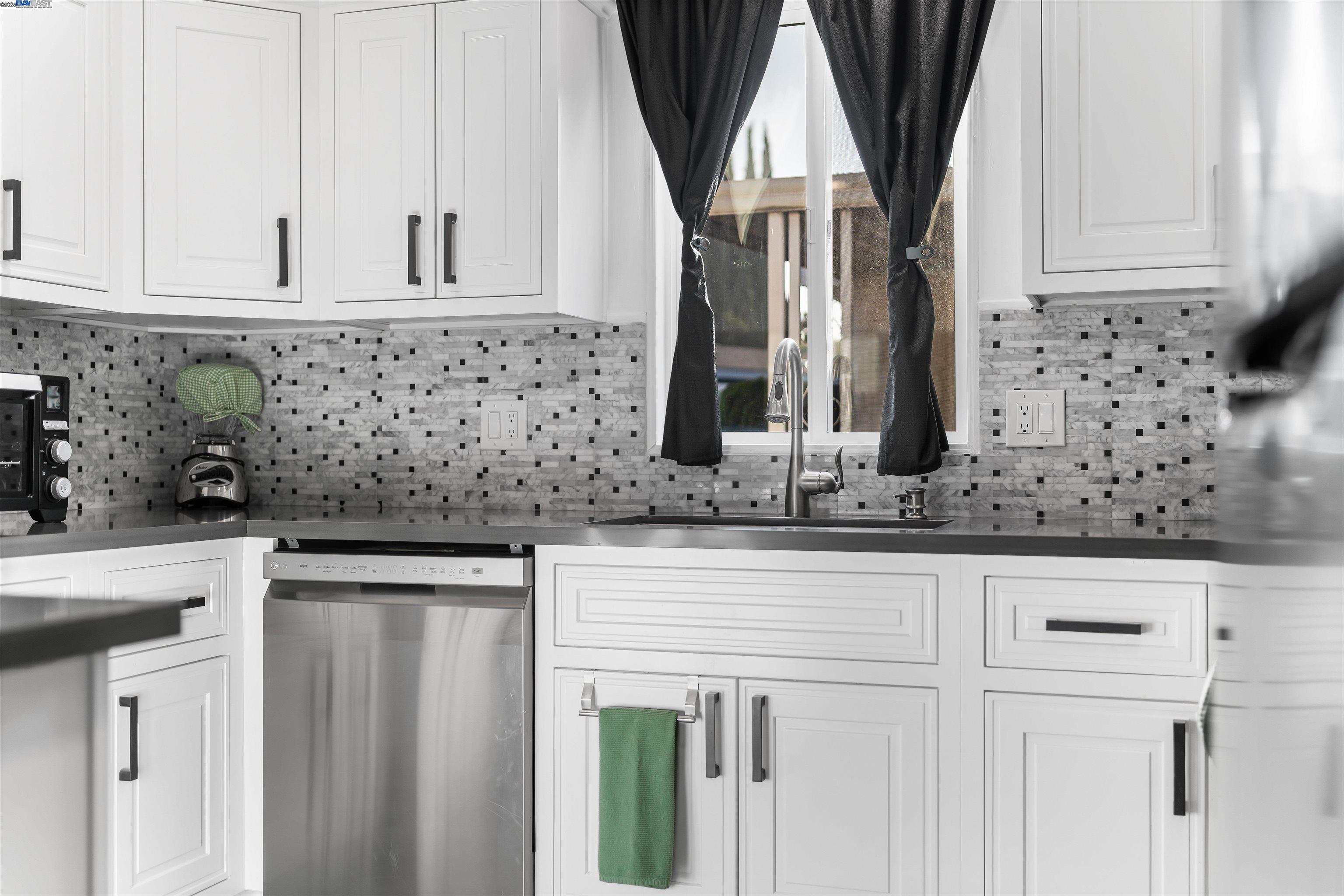 Detail Gallery Image 12 of 39 For 900 Golden Wheel Park Dr Spc 5,  San Jose,  CA 95112 - 3 Beds | 2 Baths