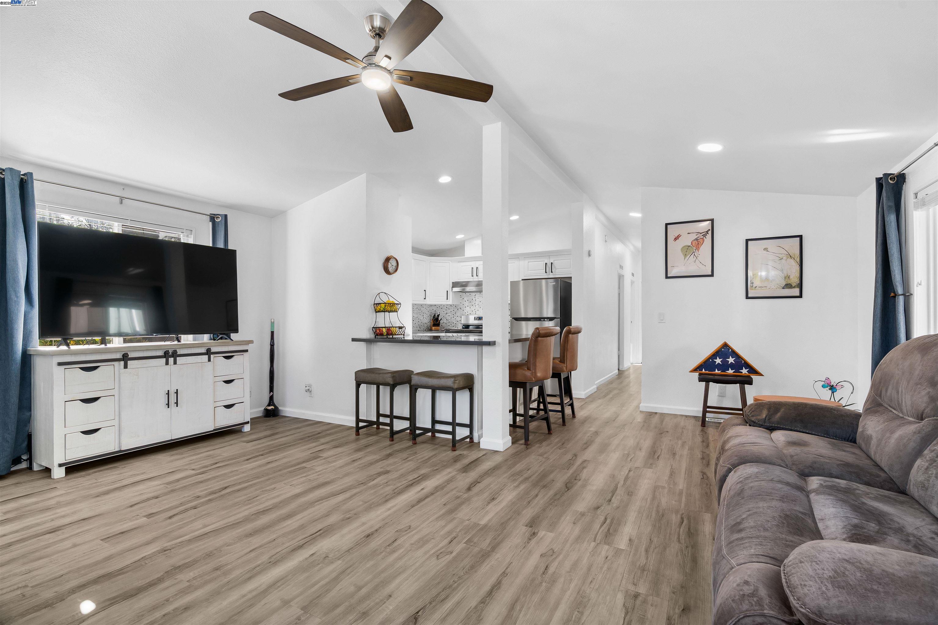 Detail Gallery Image 5 of 39 For 900 Golden Wheel Park Dr Spc 5,  San Jose,  CA 95112 - 3 Beds | 2 Baths