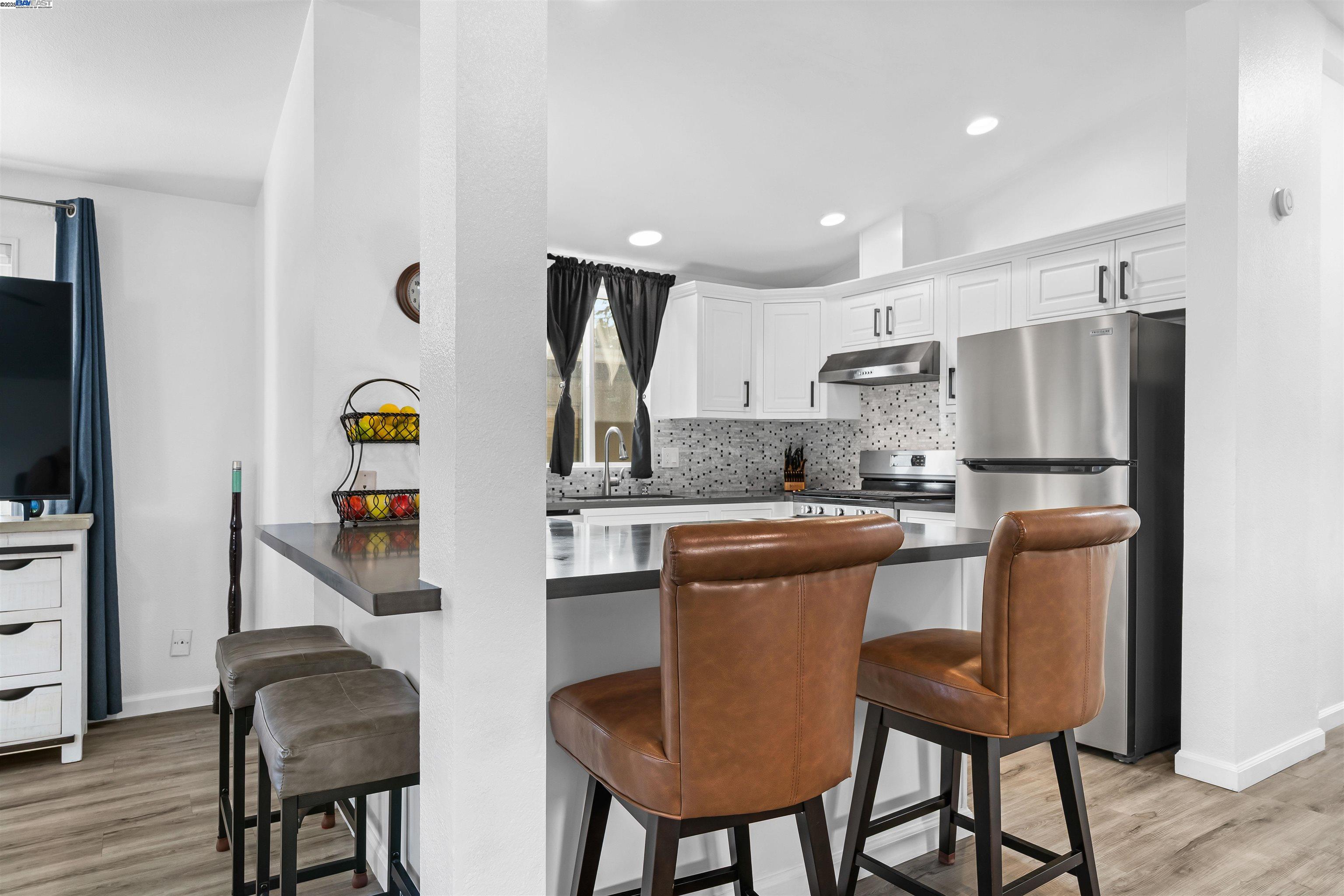 Detail Gallery Image 9 of 39 For 900 Golden Wheel Park Dr Spc 5,  San Jose,  CA 95112 - 3 Beds | 2 Baths