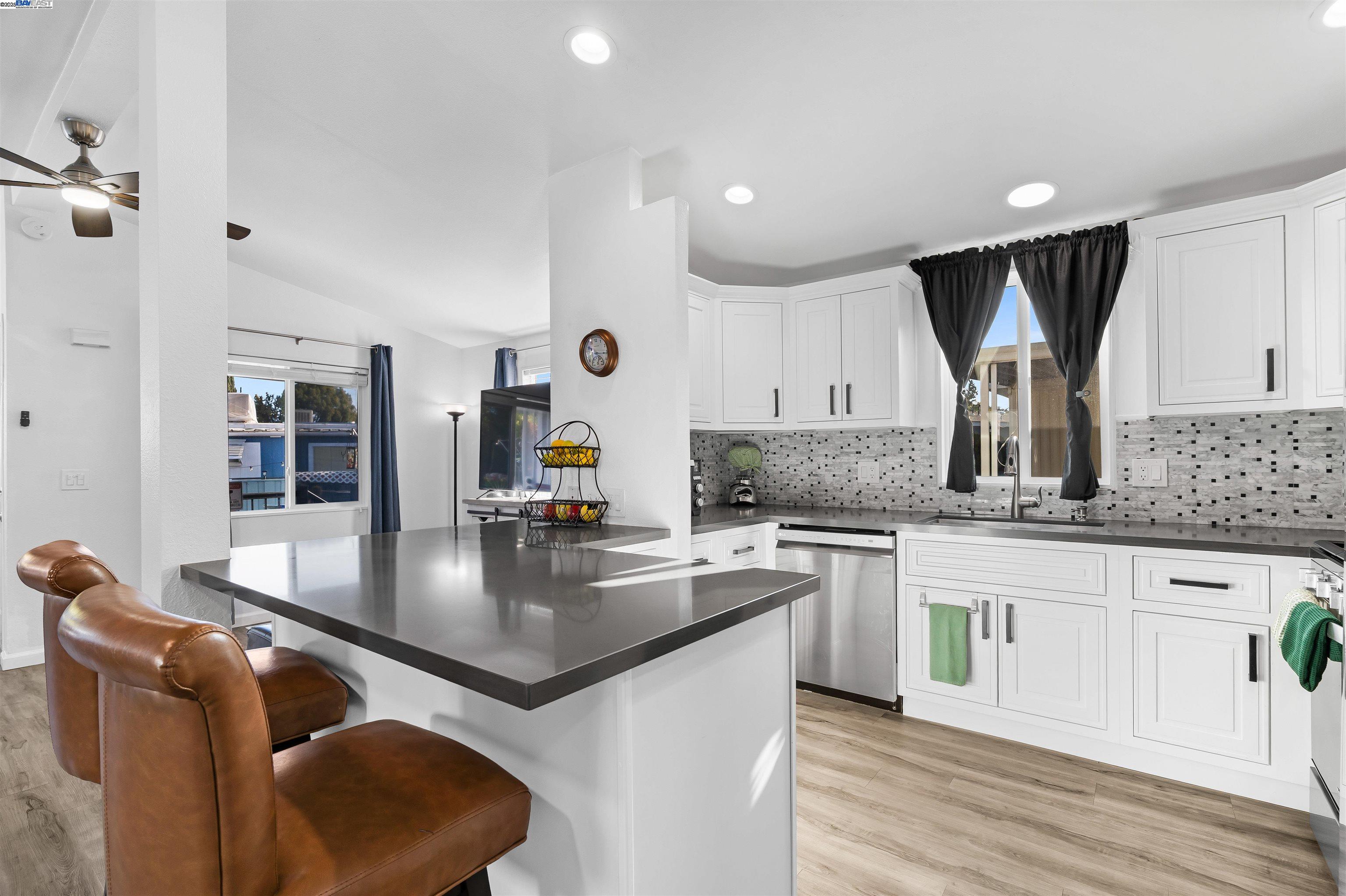 Detail Gallery Image 10 of 39 For 900 Golden Wheel Park Dr Spc 5,  San Jose,  CA 95112 - 3 Beds | 2 Baths