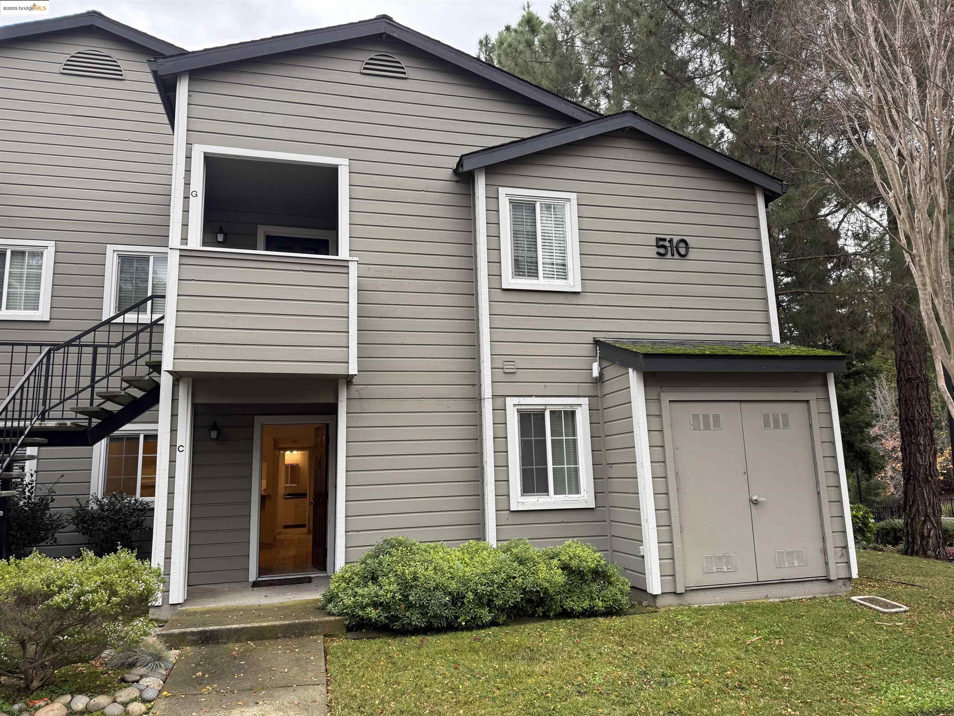 Detail Gallery Image 2 of 24 For 510 Canyon Oaks Drive #C,  Oakland,  CA 94505-9999 - 2 Beds | 2 Baths