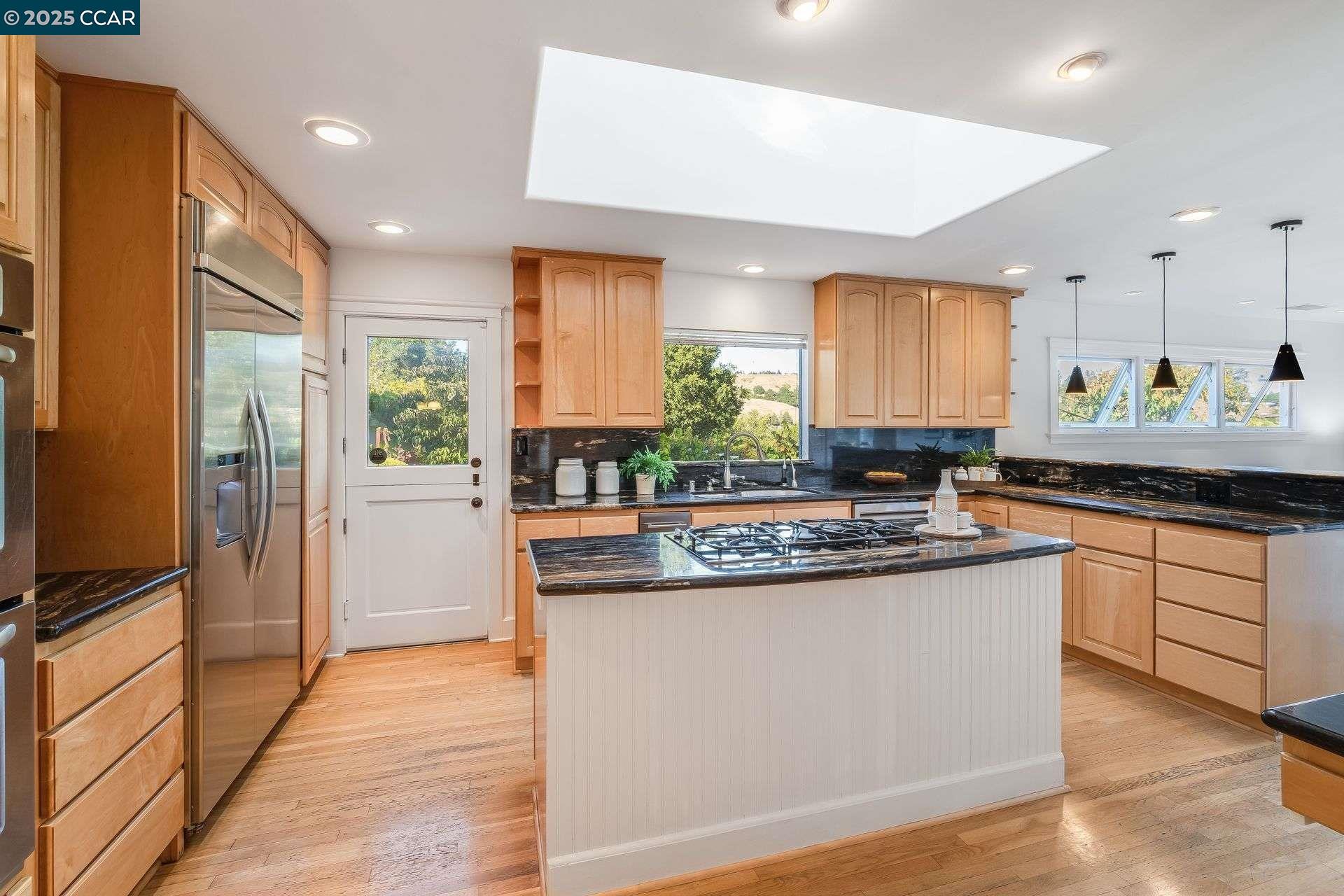 Detail Gallery Image 15 of 55 For 33 Altamount Drive, Orinda,  CA 94563 - 5 Beds | 3/1 Baths