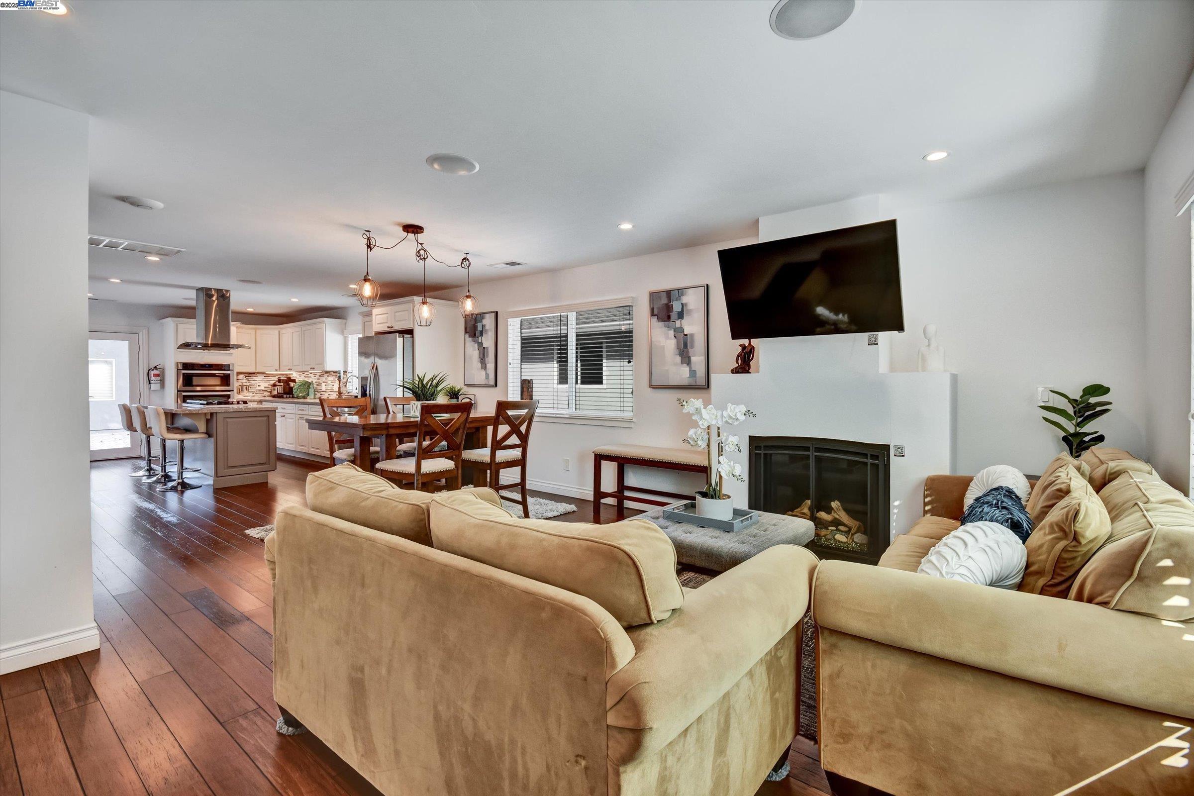 Detail Gallery Image 5 of 31 For 715 Harrison St, San Jose,  CA 95125 - 2 Beds | 2 Baths