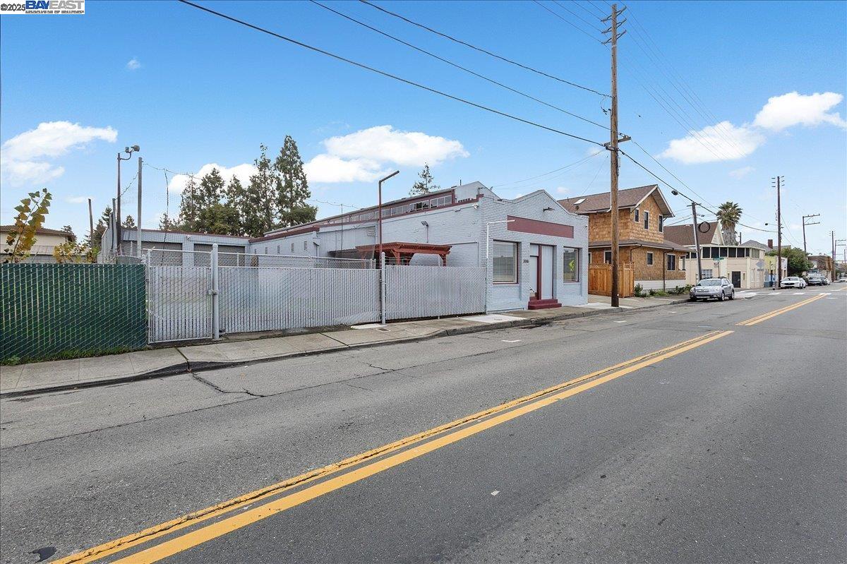 Detail Gallery Image 3 of 12 For 2006 Clement Ave, Alameda,  CA 94501 - – Beds | – Baths