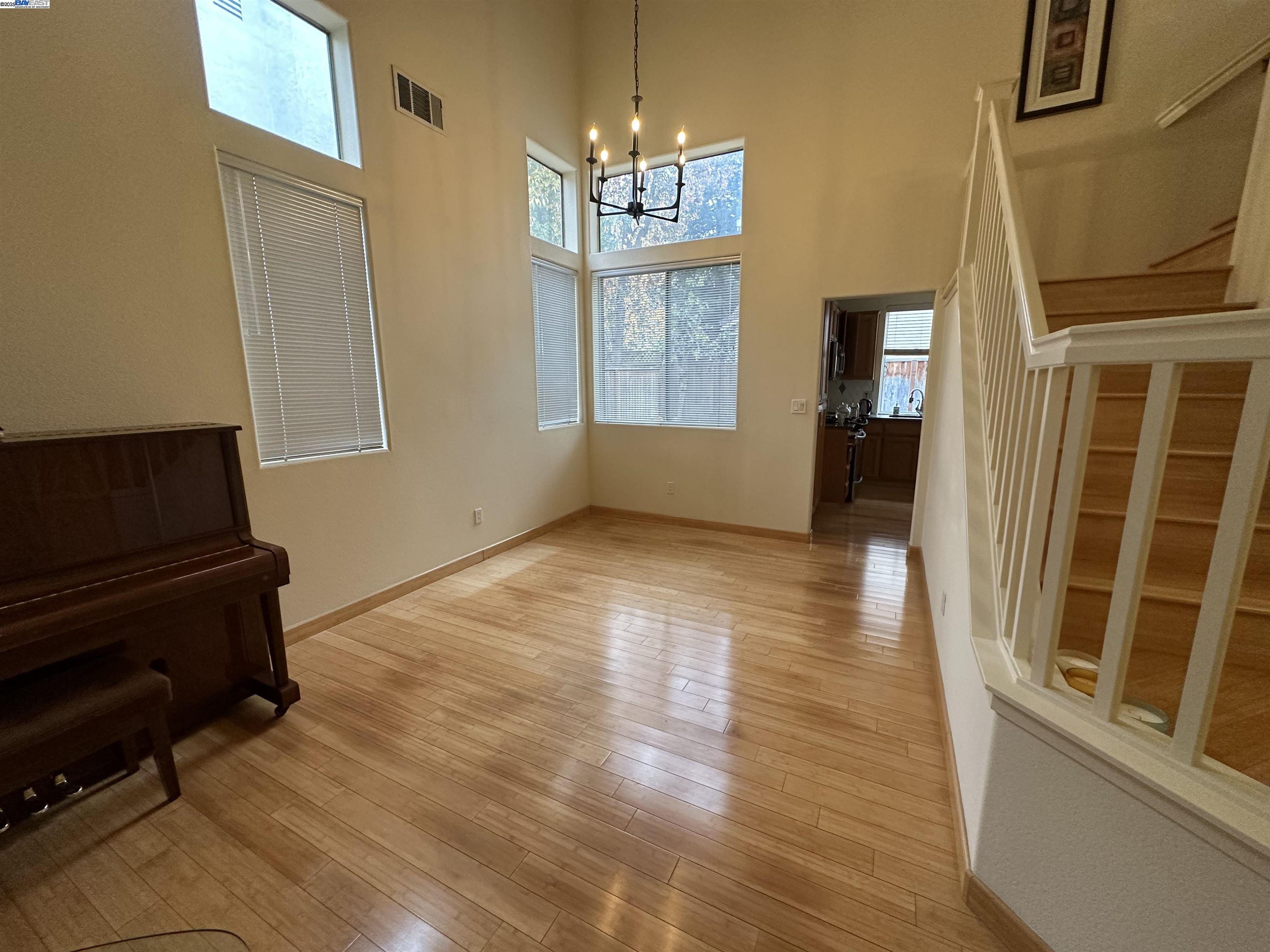 Detail Gallery Image 4 of 17 For 1448 Dumaine St, Concord,  CA 94518 - 3 Beds | 2/1 Baths