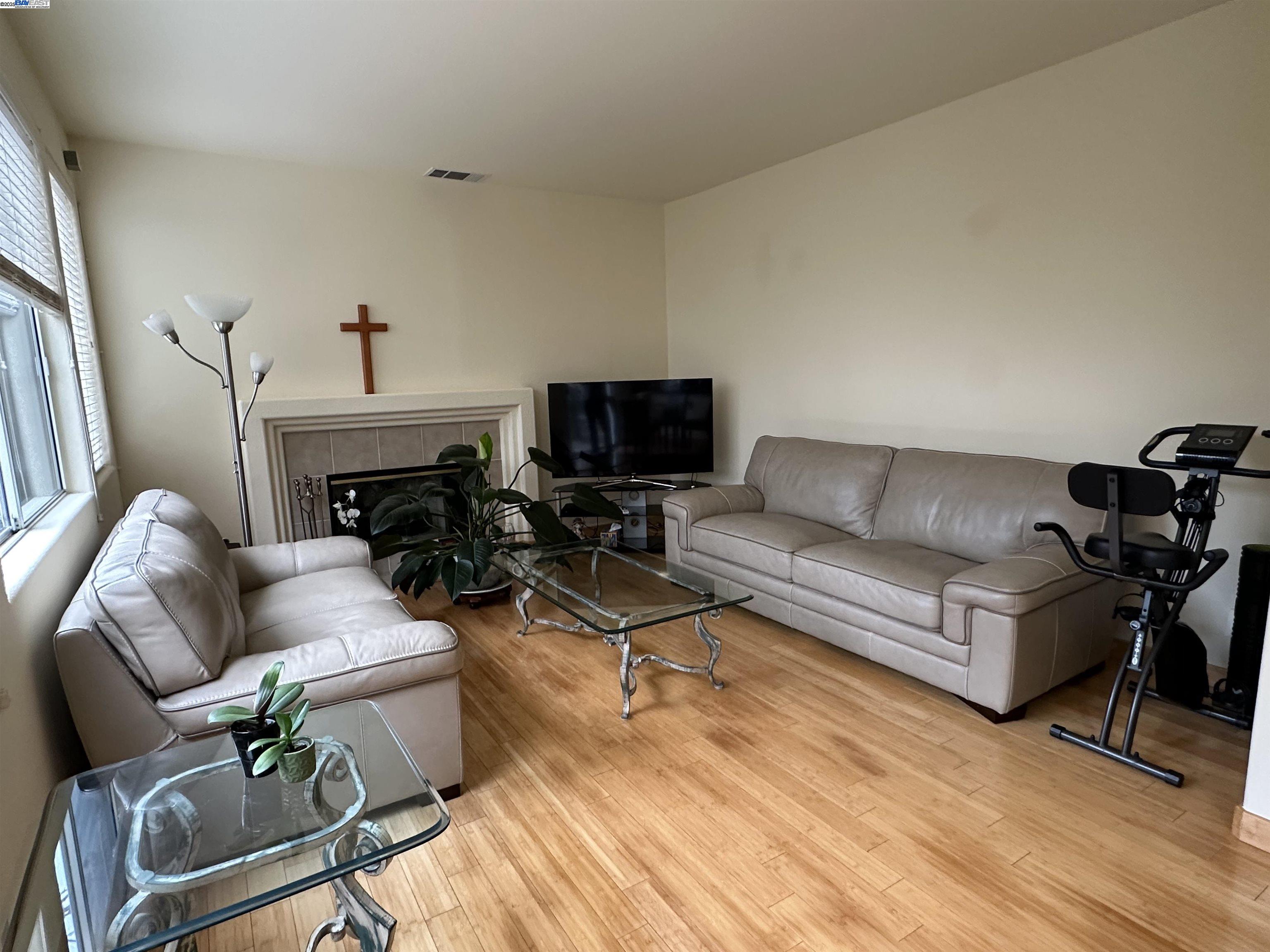 Detail Gallery Image 8 of 17 For 1448 Dumaine St, Concord,  CA 94518 - 3 Beds | 2/1 Baths