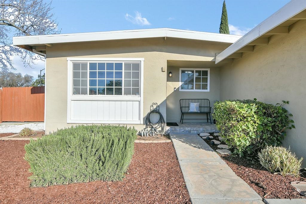 Detail Gallery Image 3 of 29 For 301 Springvalley Dr, Vacaville,  CA 95687 - 3 Beds | 2 Baths