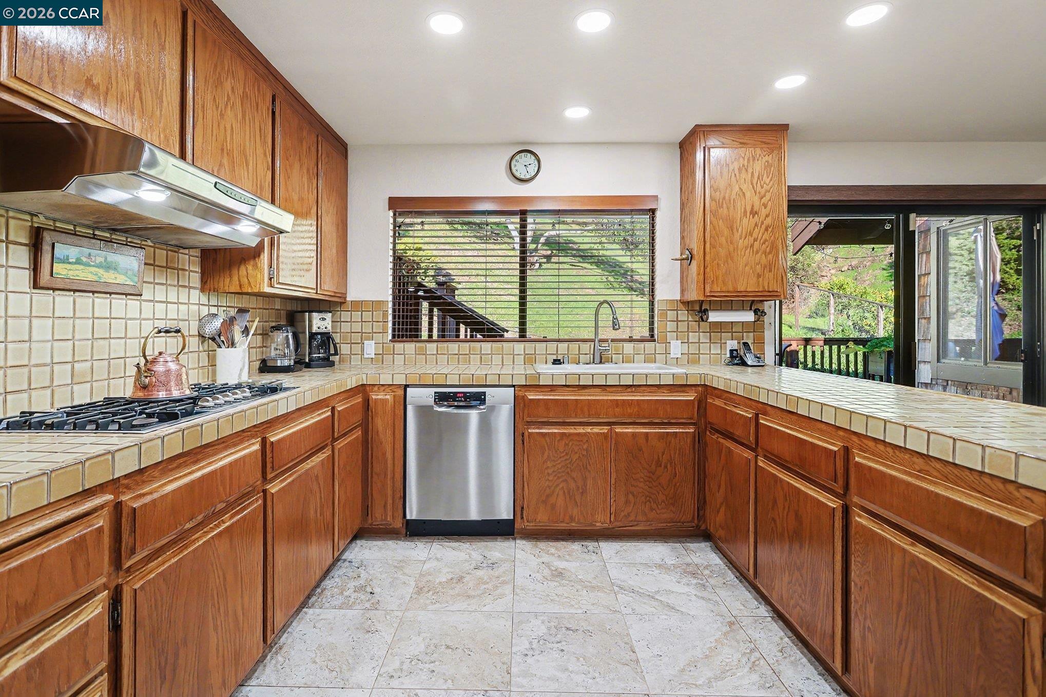 Detail Gallery Image 13 of 47 For 165 Travalini Ct., El Sobrante,  CA 94803-2665 - 4 Beds | 2/1 Baths