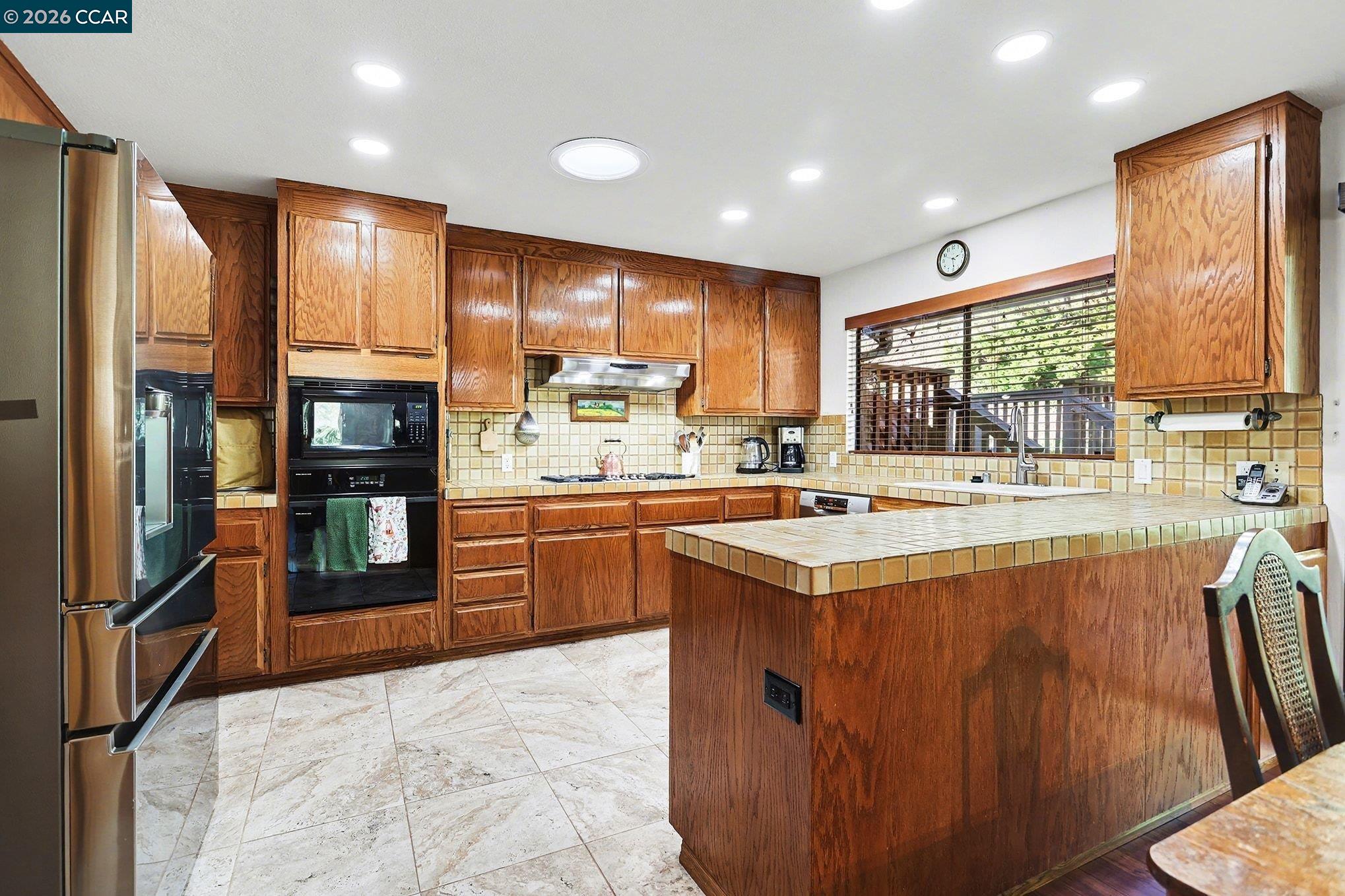 Detail Gallery Image 15 of 47 For 165 Travalini Ct., El Sobrante,  CA 94803-2665 - 4 Beds | 2/1 Baths