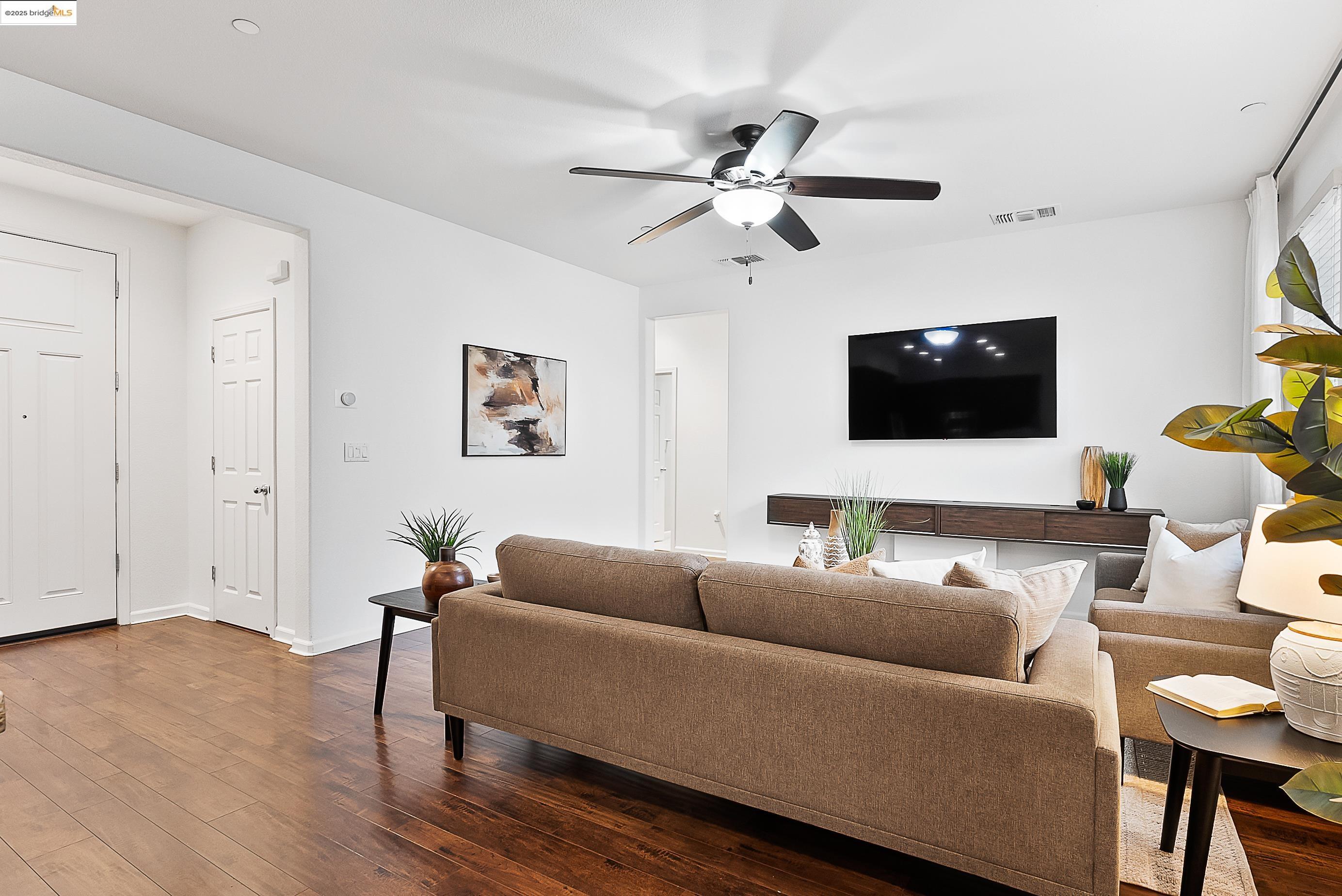 Detail Gallery Image 8 of 43 For 322 Pacifica Dr, Brentwood,  CA 94513 - 5 Beds | 3 Baths