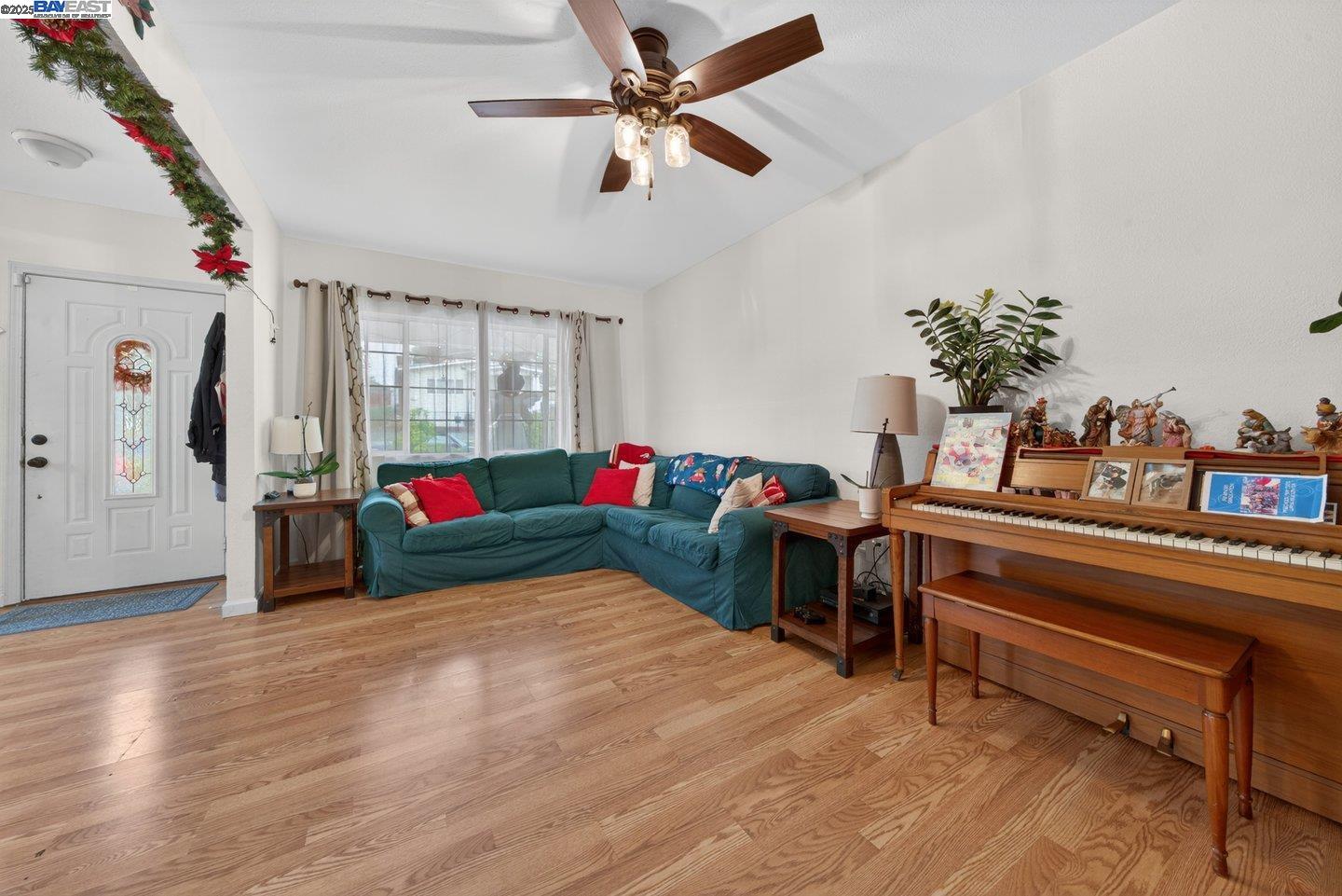 Detail Gallery Image 3 of 36 For 229 Lake Ave, Rodeo,  CA 94572 - 3 Beds | 2 Baths