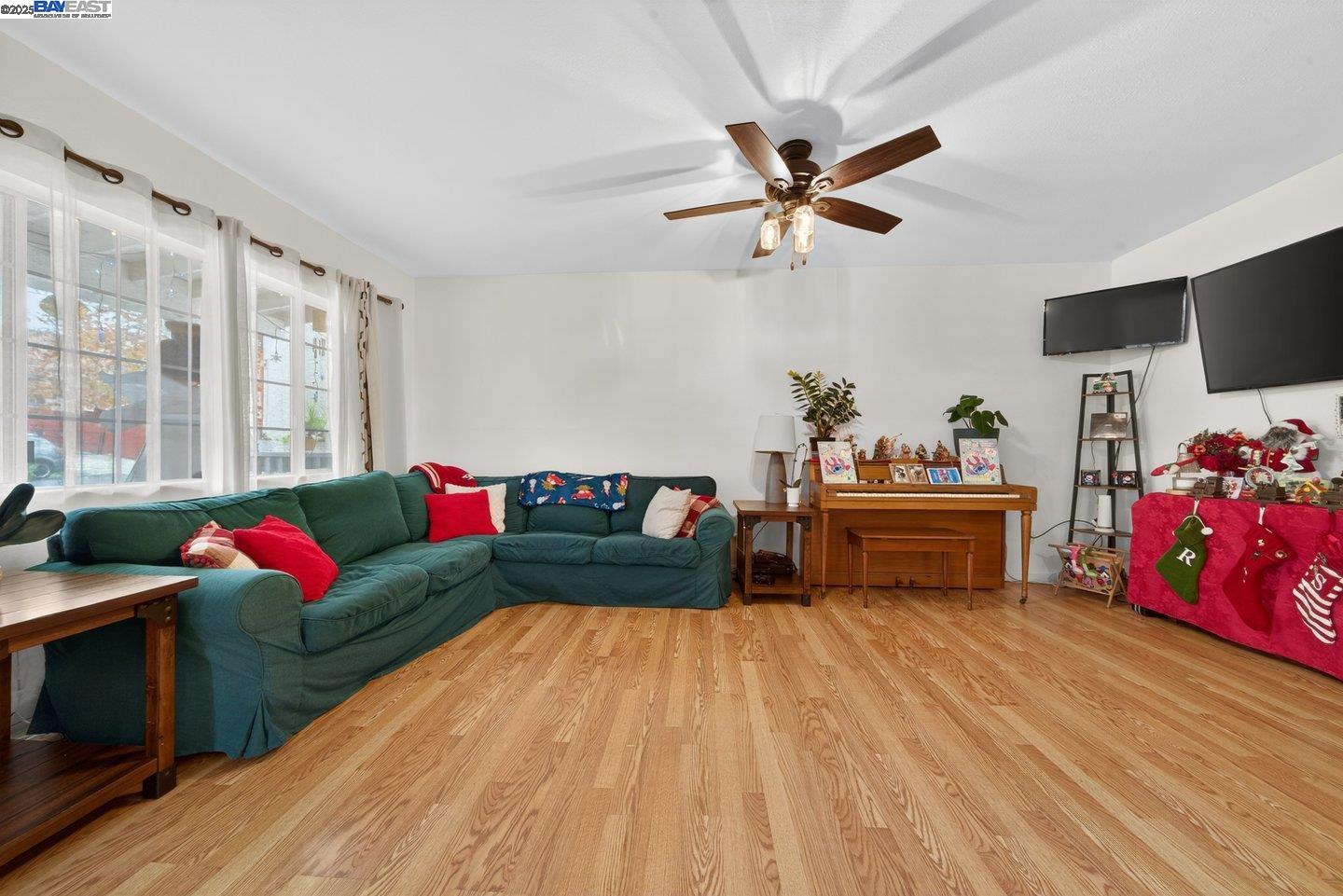 Detail Gallery Image 4 of 36 For 229 Lake Ave, Rodeo,  CA 94572 - 3 Beds | 2 Baths