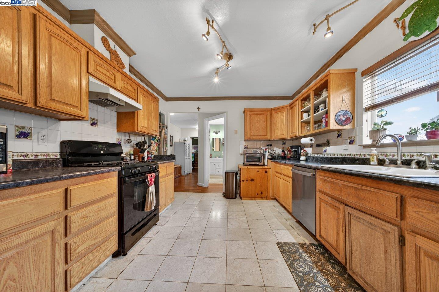 Detail Gallery Image 8 of 36 For 229 Lake Ave, Rodeo,  CA 94572 - 3 Beds | 2 Baths