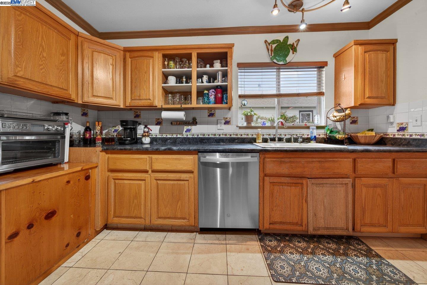 Detail Gallery Image 9 of 36 For 229 Lake Ave, Rodeo,  CA 94572 - 3 Beds | 2 Baths