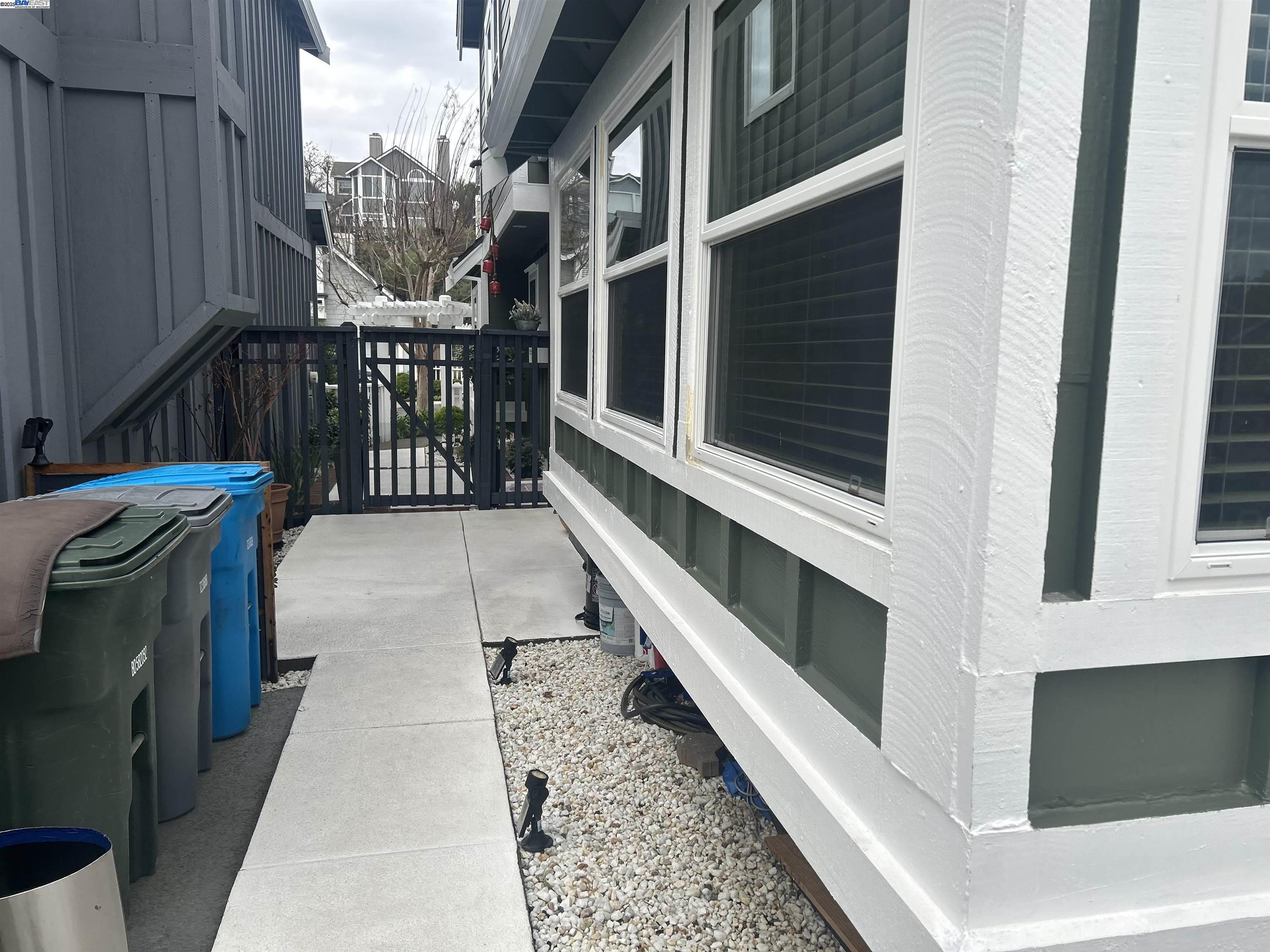 Detail Gallery Image 12 of 16 For 7 Cliff Walk, Vallejo,  CA 94591 - 3 Beds | 2/1 Baths