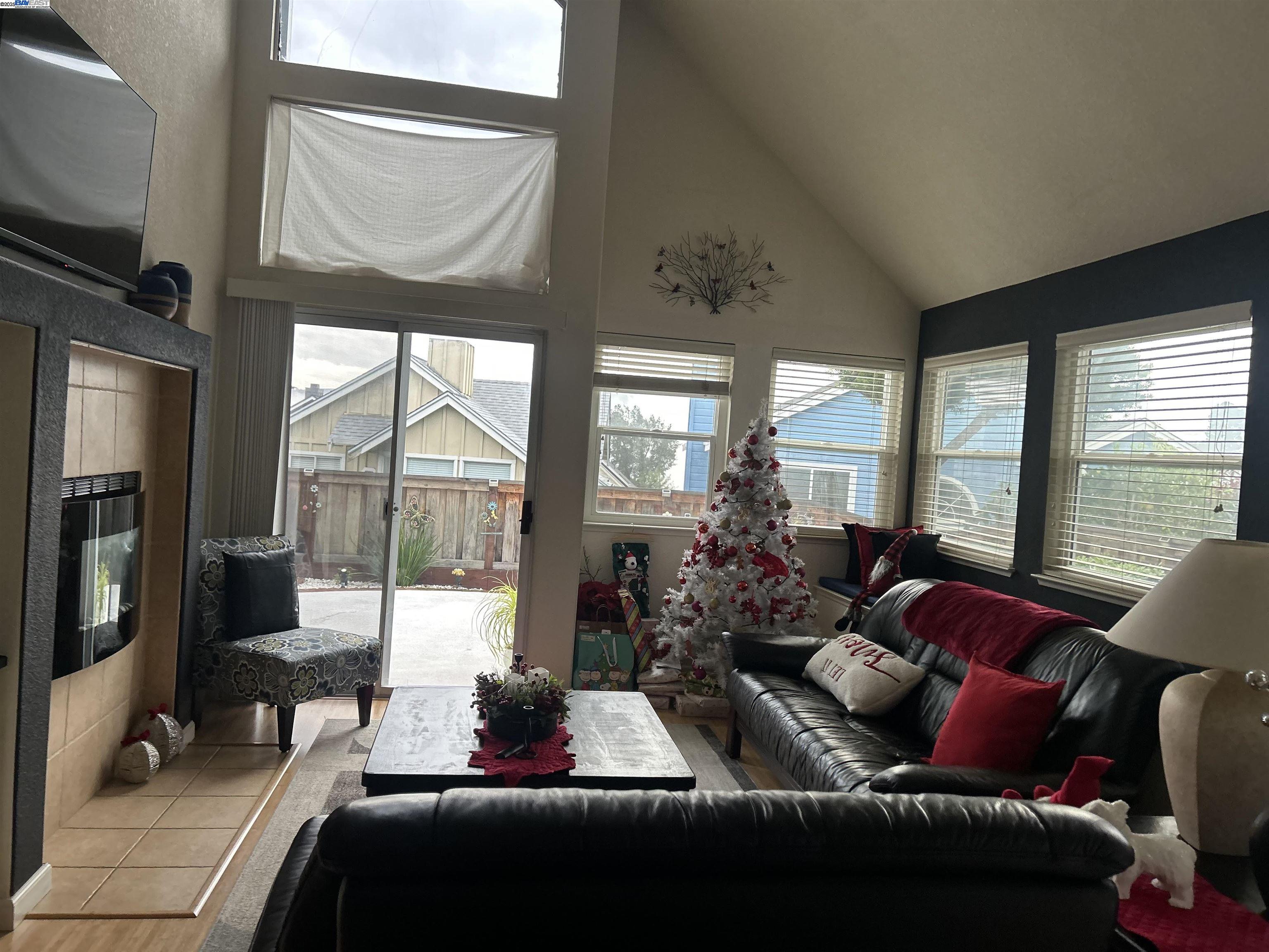 Detail Gallery Image 10 of 21 For 7 Cliff Walk, Vallejo,  CA 94591 - 3 Beds | 2/1 Baths