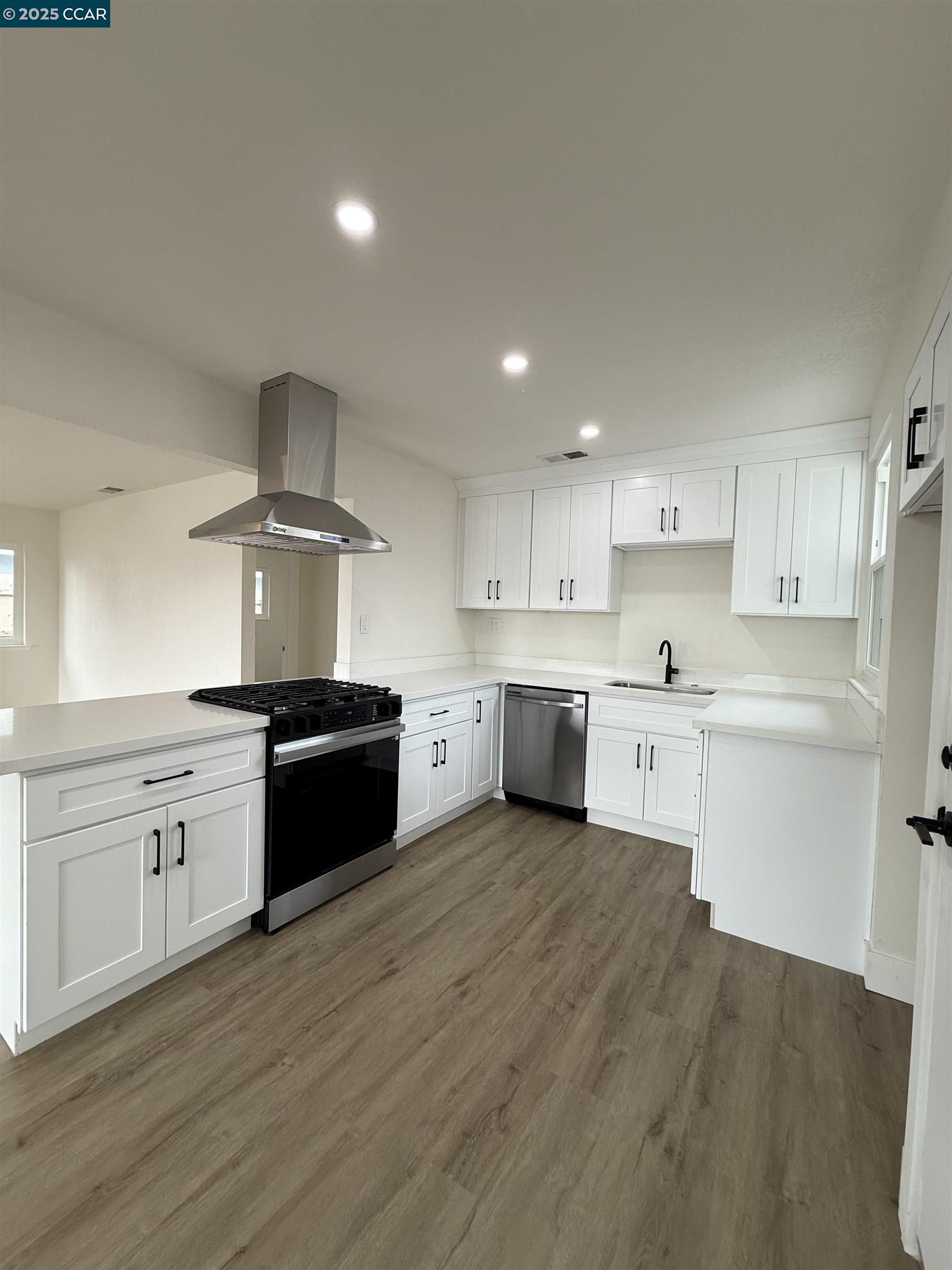 Detail Gallery Image 2 of 11 For 421 Howard St, Stockton,  CA 95206 - 3 Beds | 1 Baths