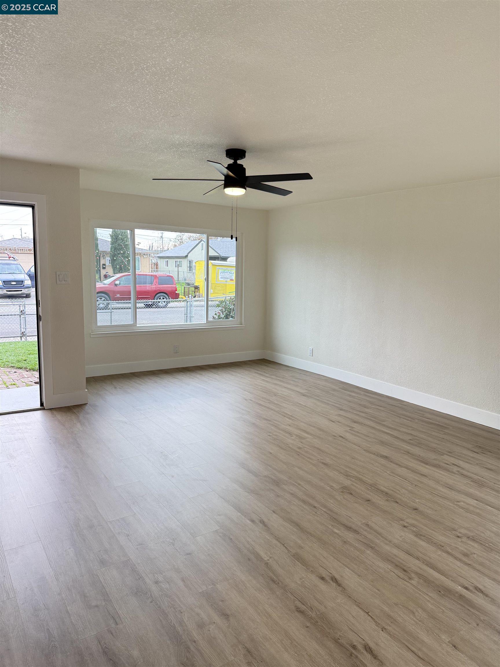 Detail Gallery Image 5 of 11 For 421 Howard St, Stockton,  CA 95206 - 3 Beds | 1 Baths